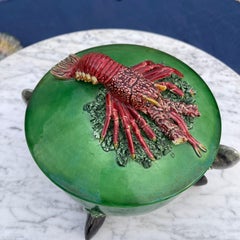 Sopera con tapa con motivos de langosta y mejillones, hecha a mano en el siglo XX, fabricada en Portugal