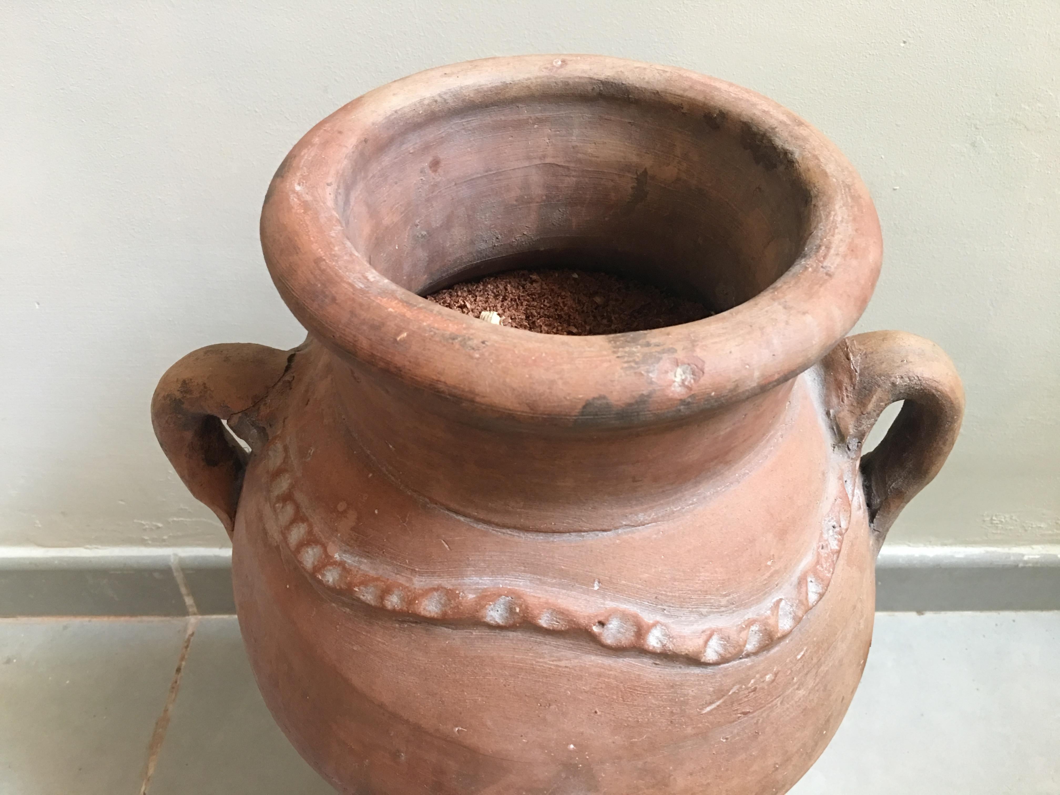Vase à deux poignées, fait à la main, Espagne, XXe siècle Bon état - En vente à Miami, FL