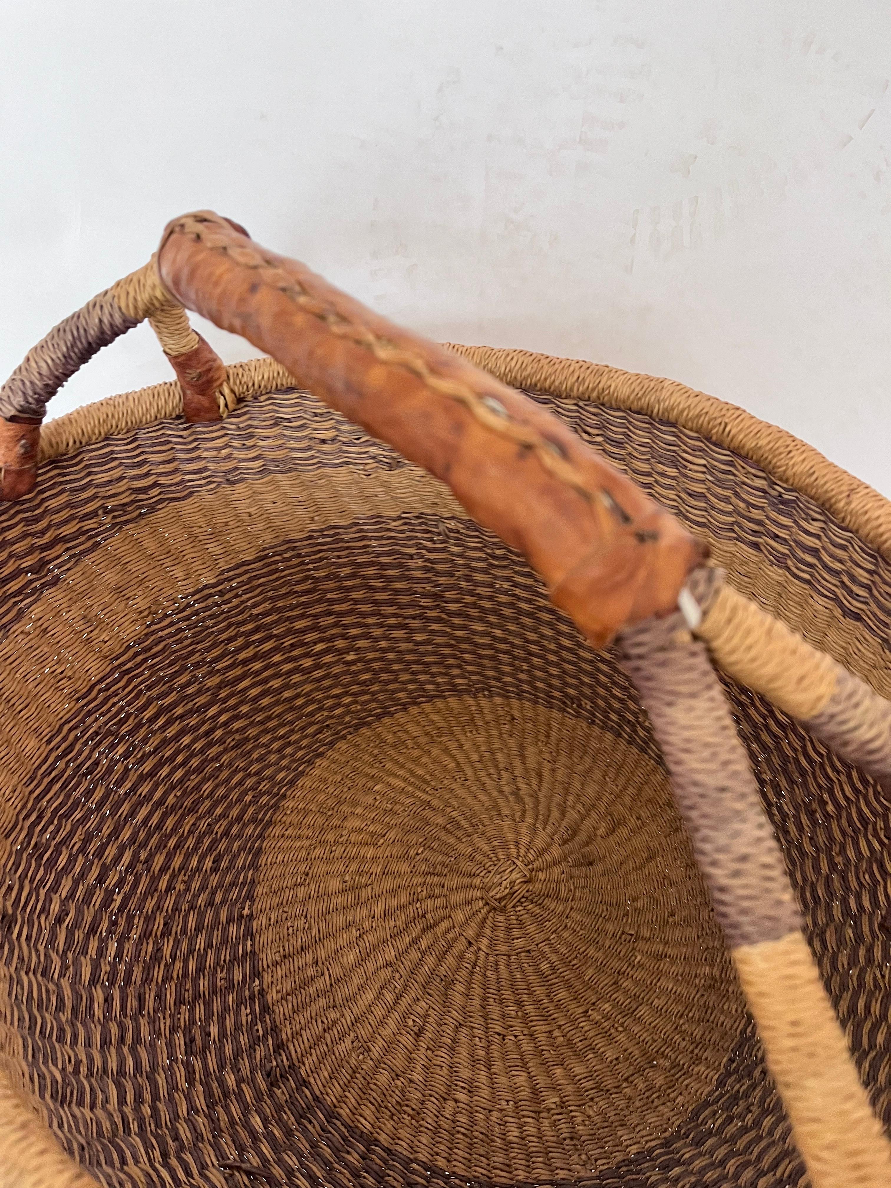 Cesto per la spesa Bolga africano morbido e intrecciato a mano del XX secolo con manico in pelle in vendita 5