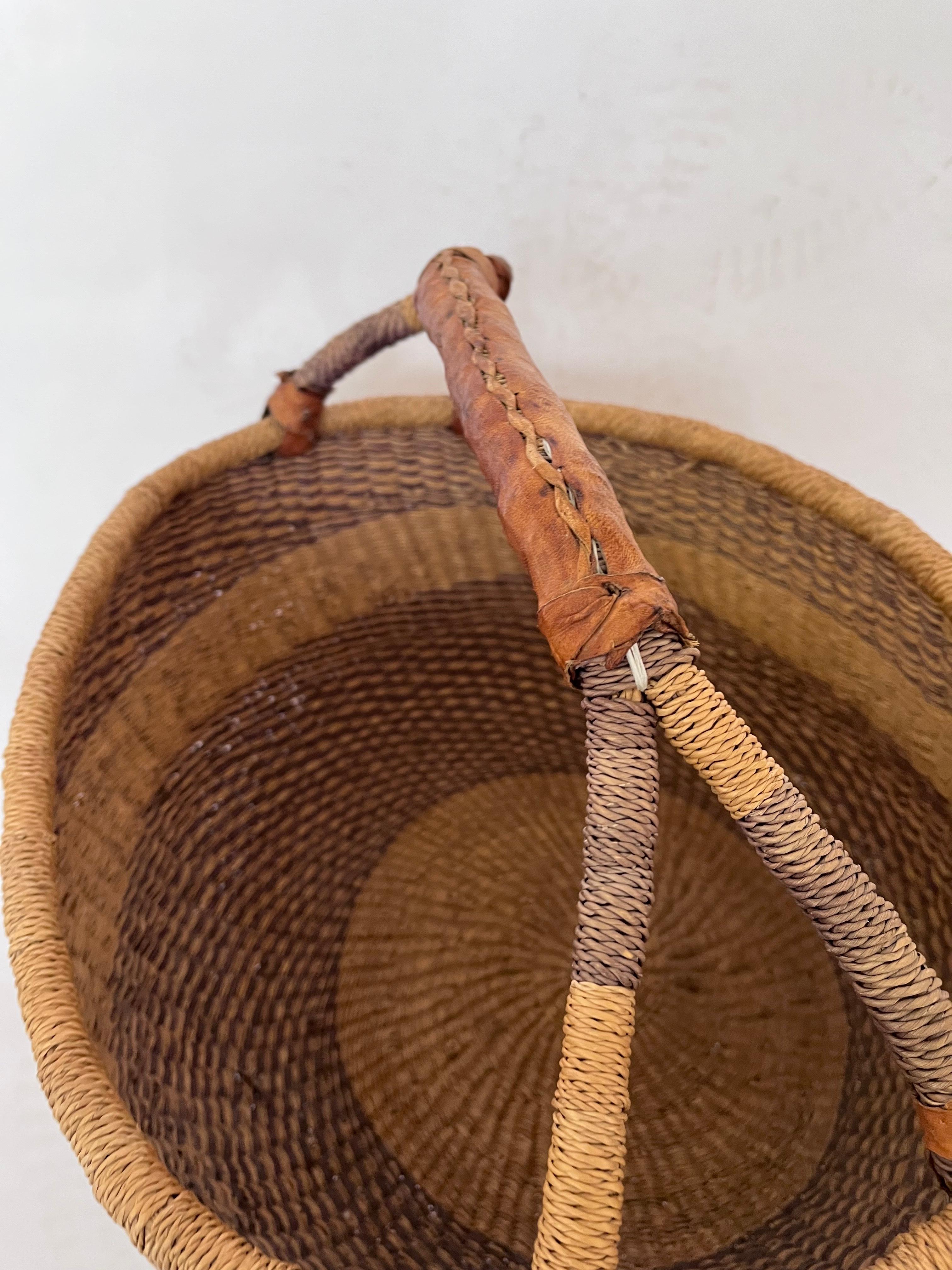 Cesto per la spesa Bolga africano morbido e intrecciato a mano del XX secolo con manico in pelle in vendita 6