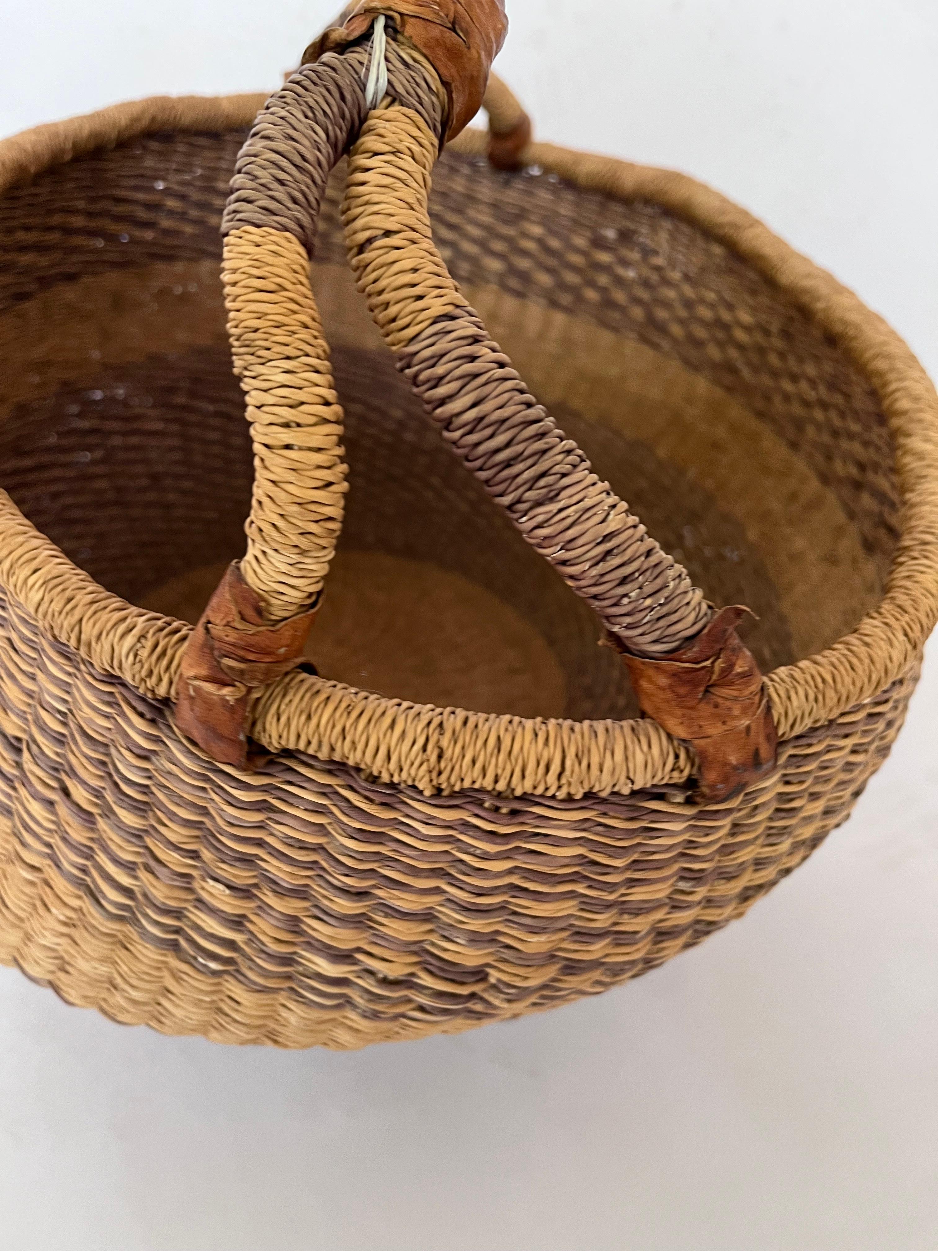 Cesto per la spesa Bolga africano morbido e intrecciato a mano del XX secolo con manico in pelle in vendita 10