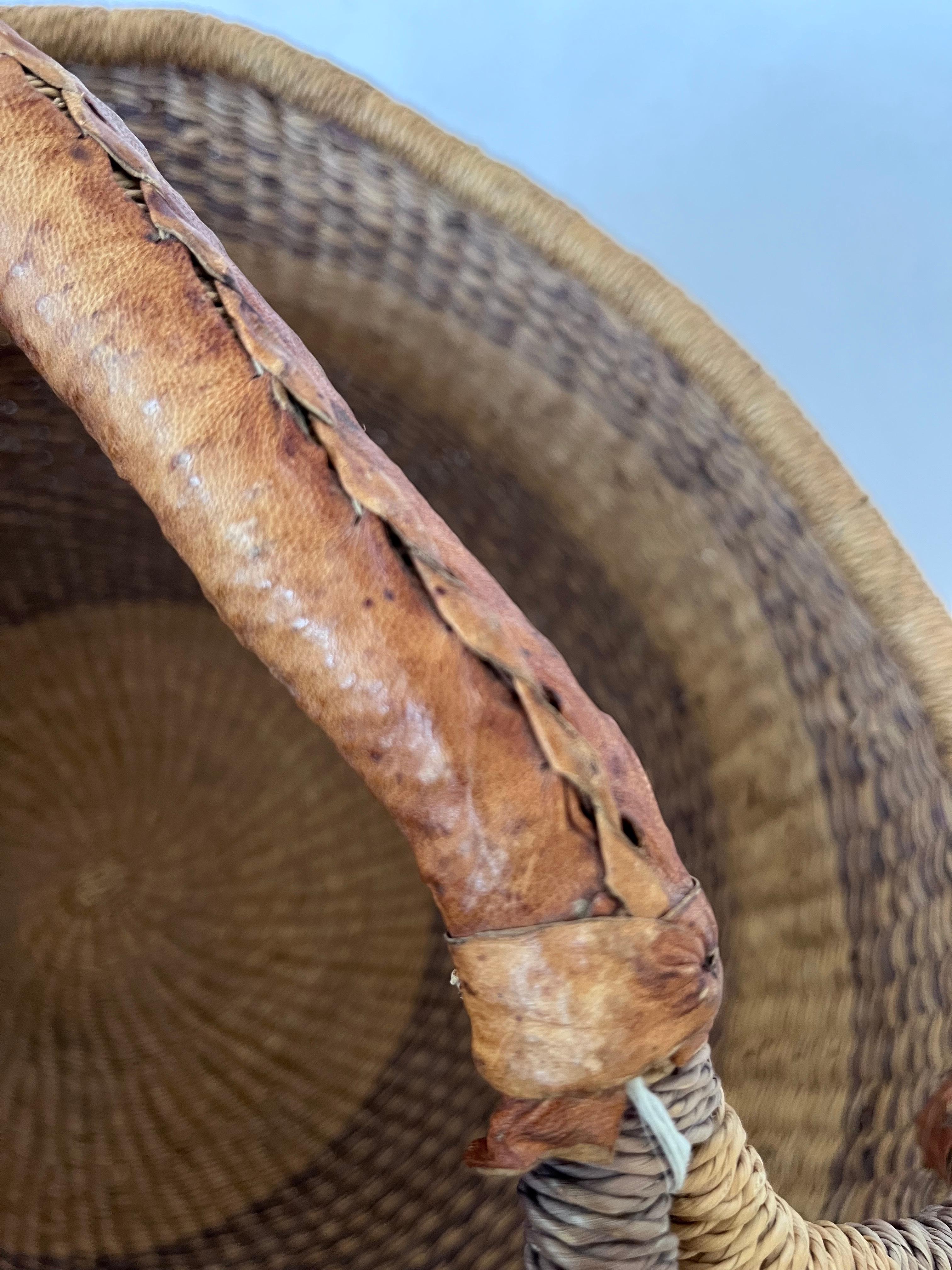 Cesto per la spesa Bolga africano morbido e intrecciato a mano del XX secolo con manico in pelle in vendita 13