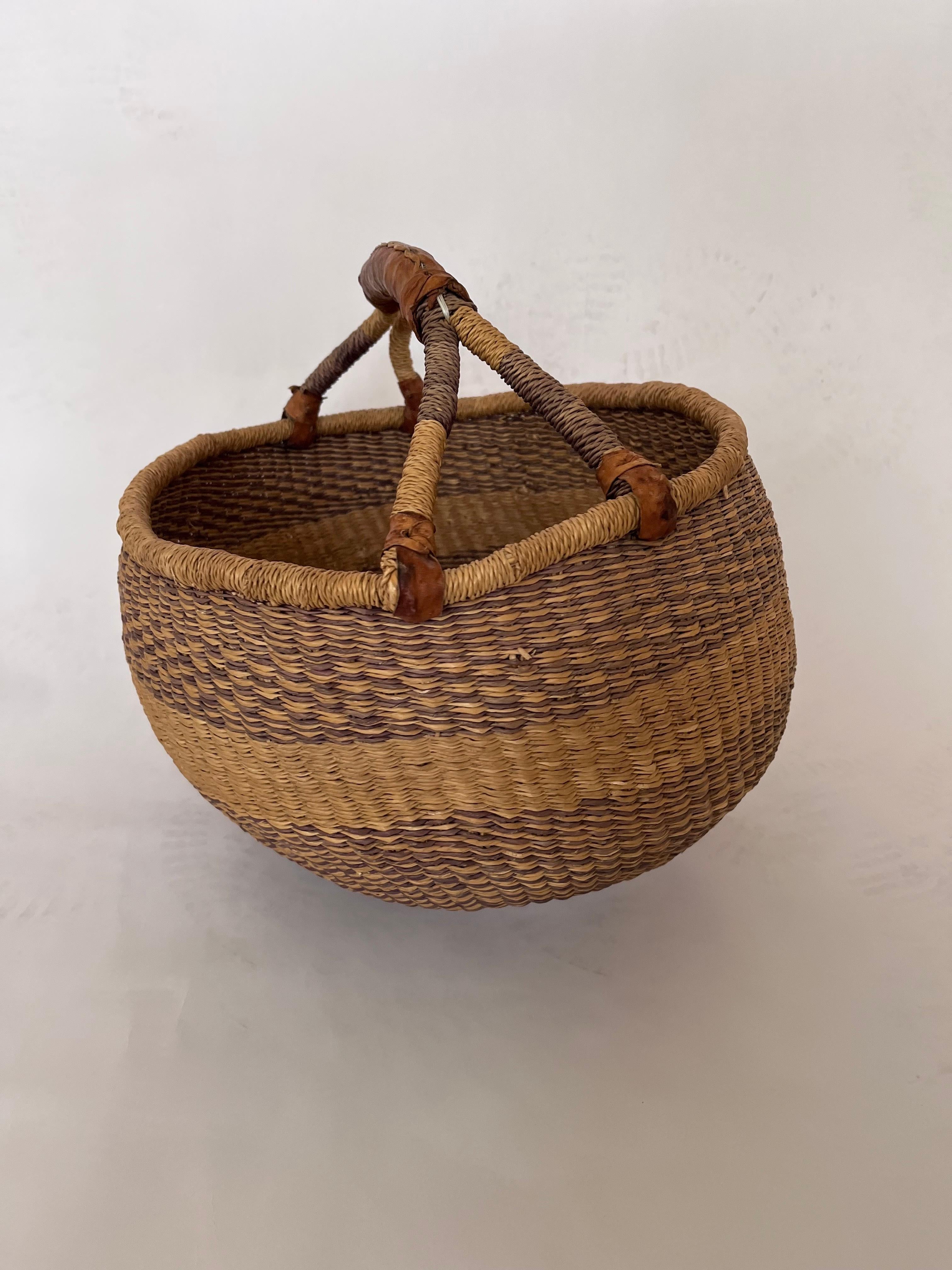 Arte popolare Cesto per la spesa Bolga africano morbido e intrecciato a mano del XX secolo con manico in pelle in vendita