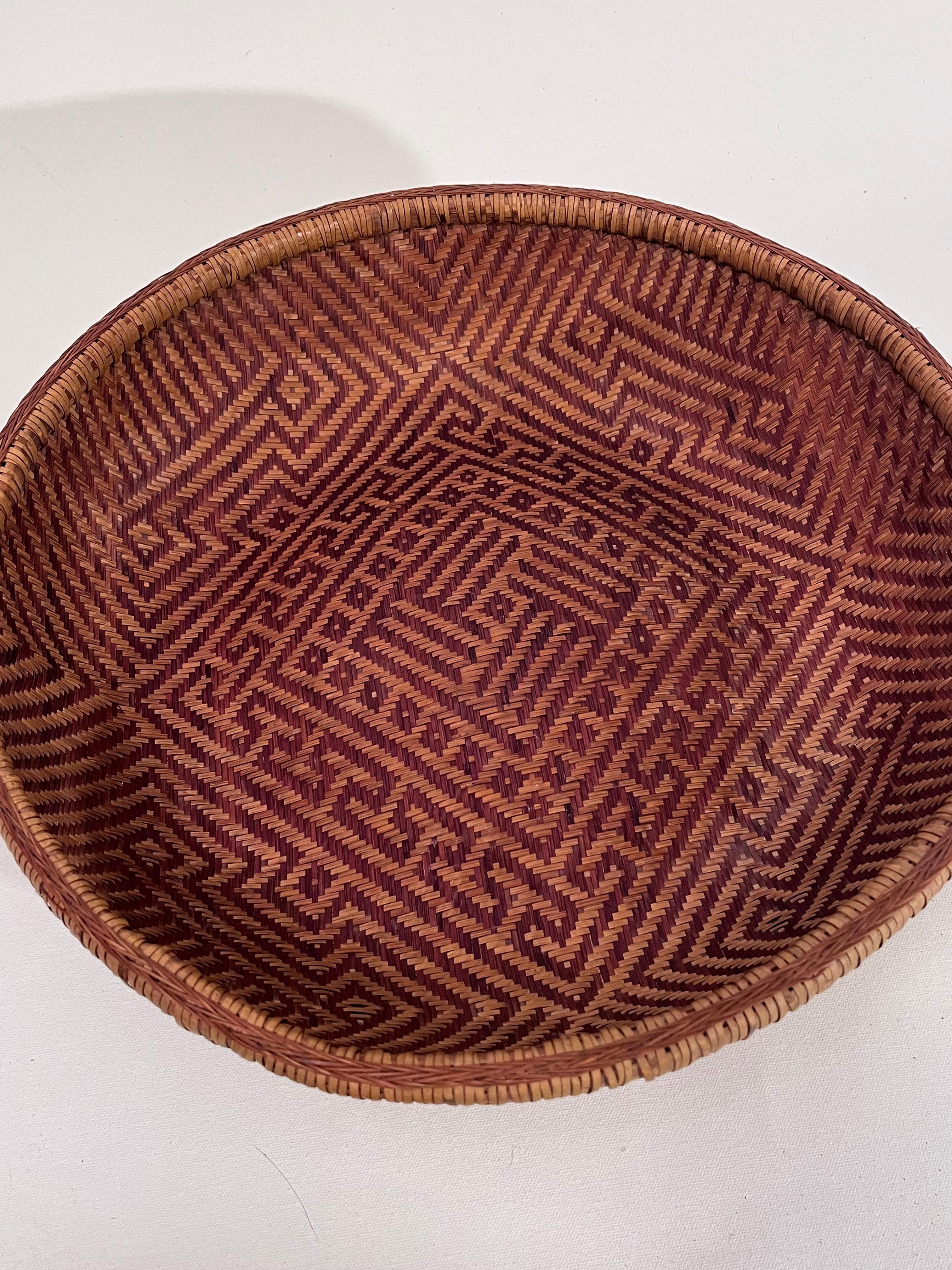 20th Century Handwoven Yekuana Guapa Basket with Intricate Geometric Patterns For Sale 4