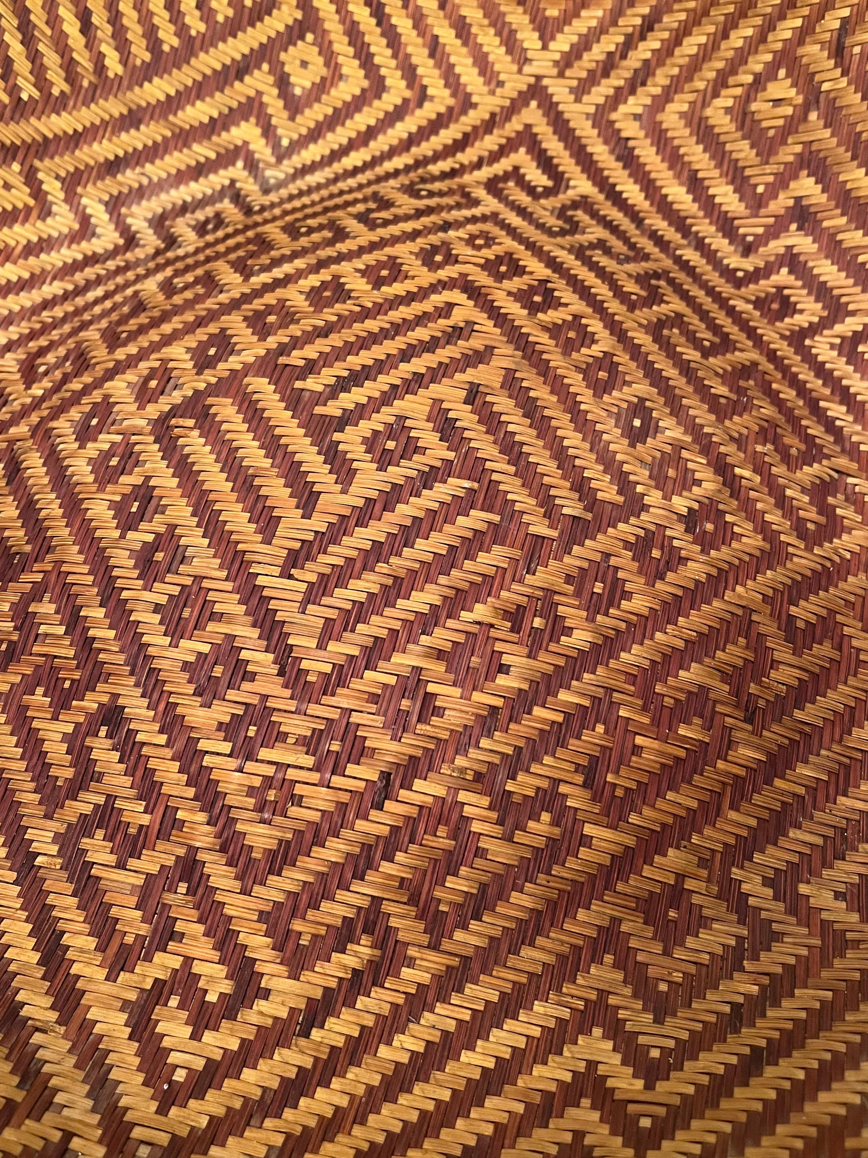 20th Century Handwoven Yekuana Guapa Basket with Intricate Geometric Patterns For Sale 5