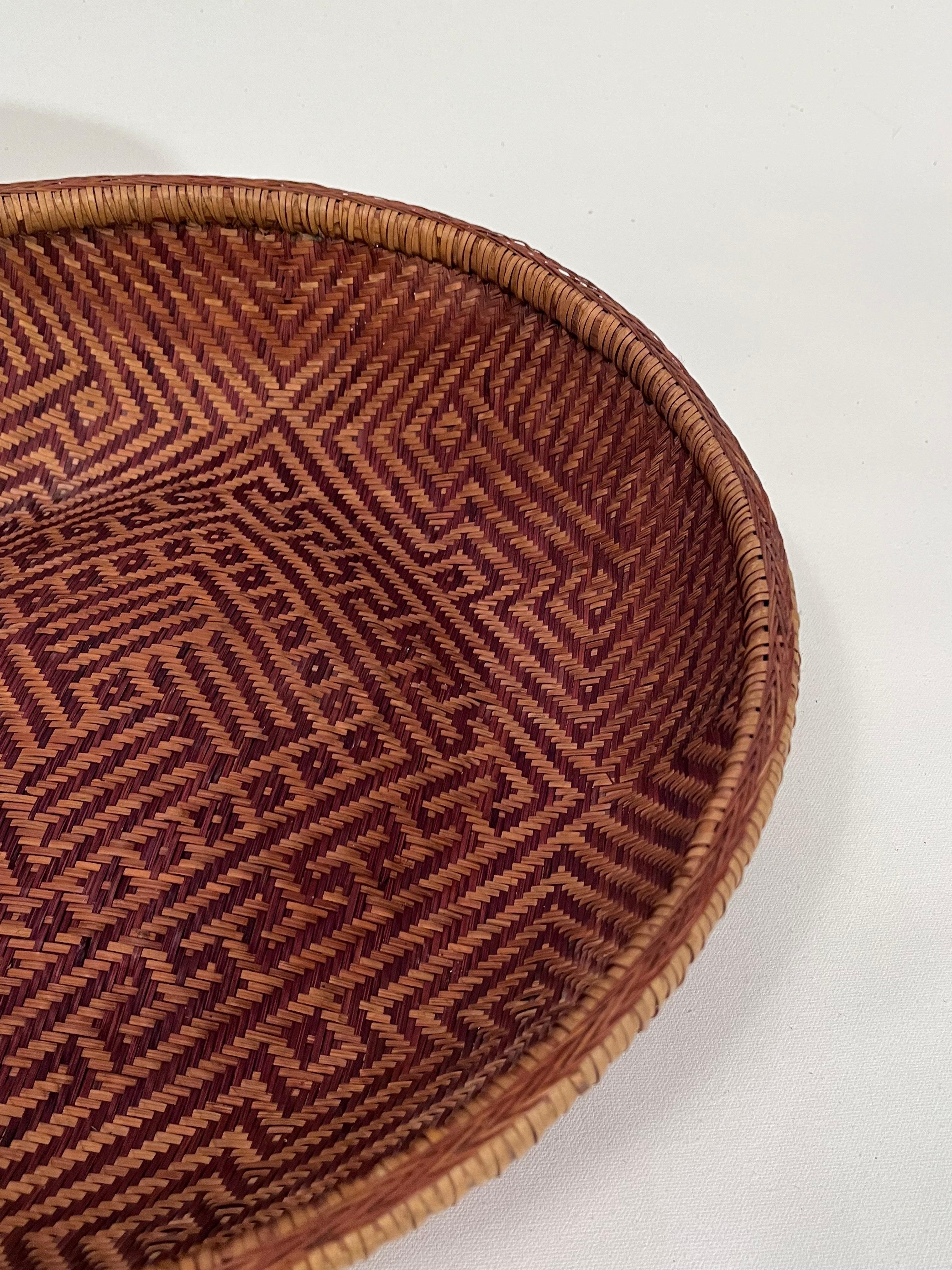 20th Century Handwoven Yekuana Guapa Basket with Intricate Geometric Patterns For Sale 6