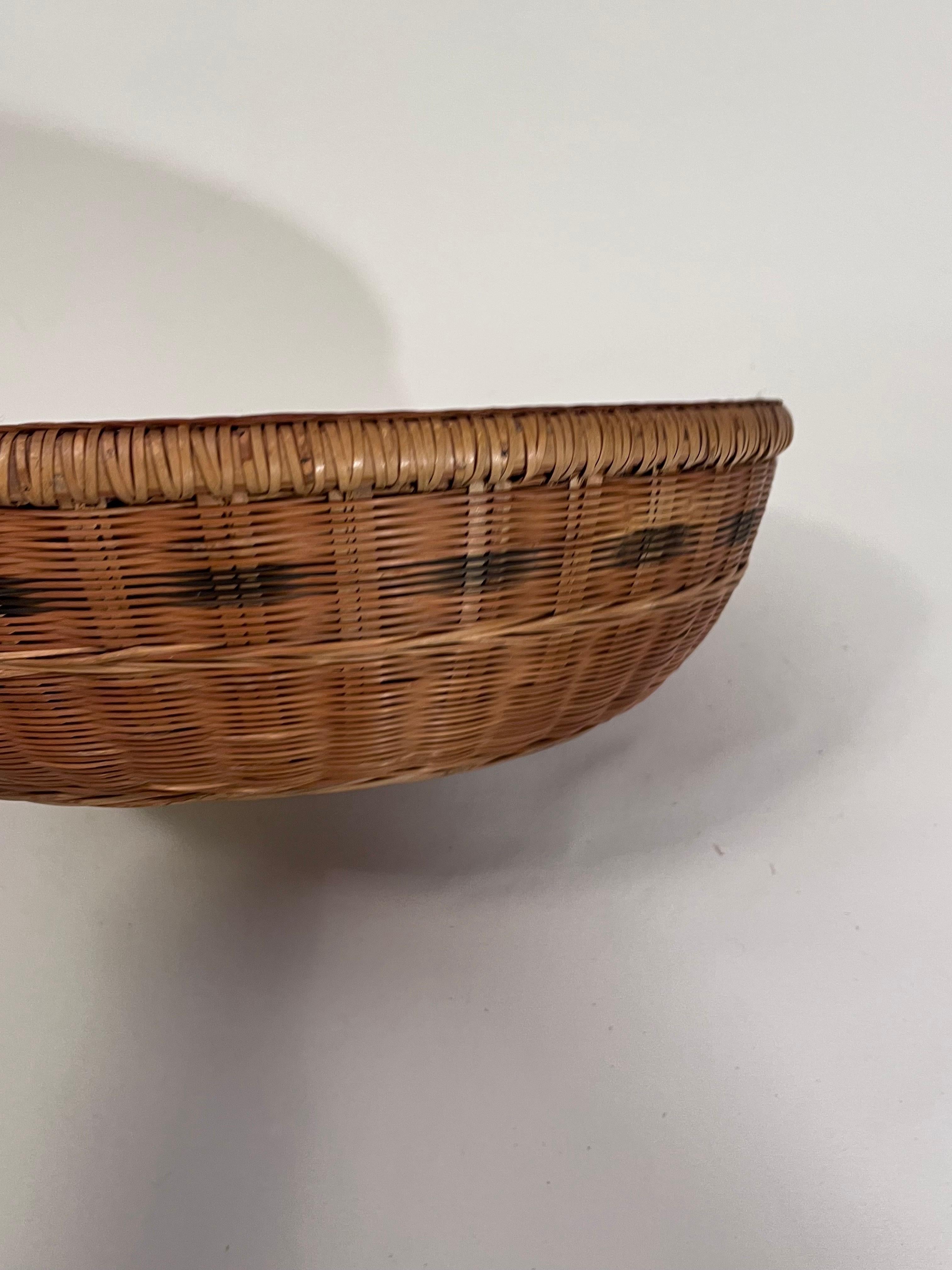 20th Century Handwoven Yekuana Guapa Basket with Intricate Geometric Patterns For Sale 7