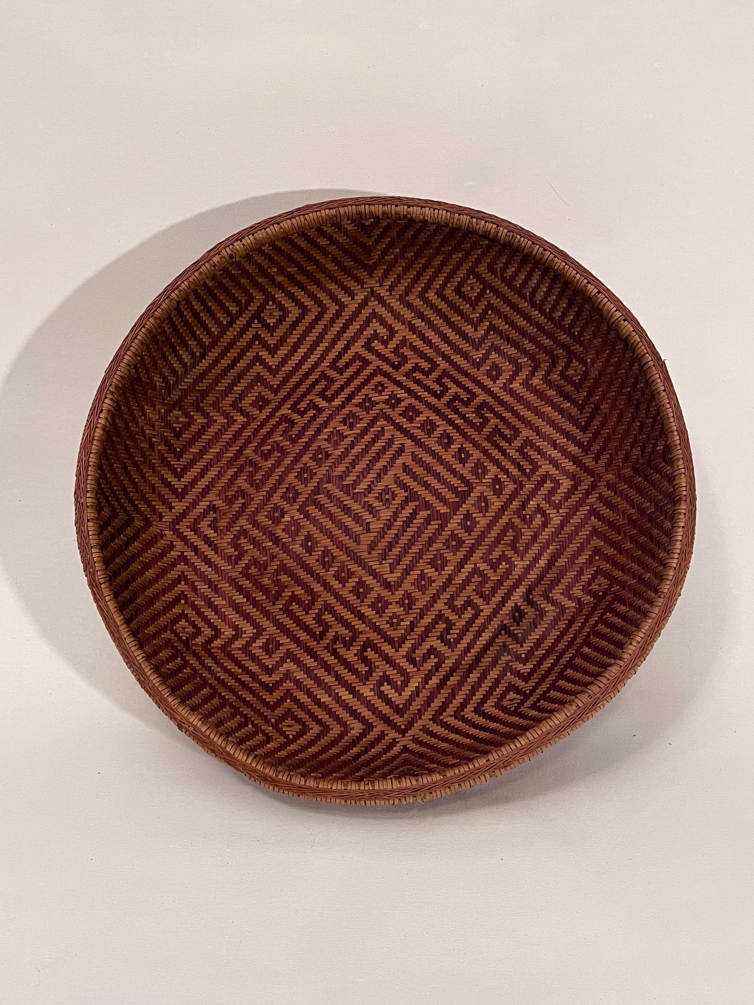 20th Century Handwoven Yekuana Guapa Basket with Intricate Geometric Patterns

This exceptional 20th-century Yekuana Guapa basket showcases the masterful artistry and mathematical precision for which Yekuana weavers are renowned. Measuring 14.7