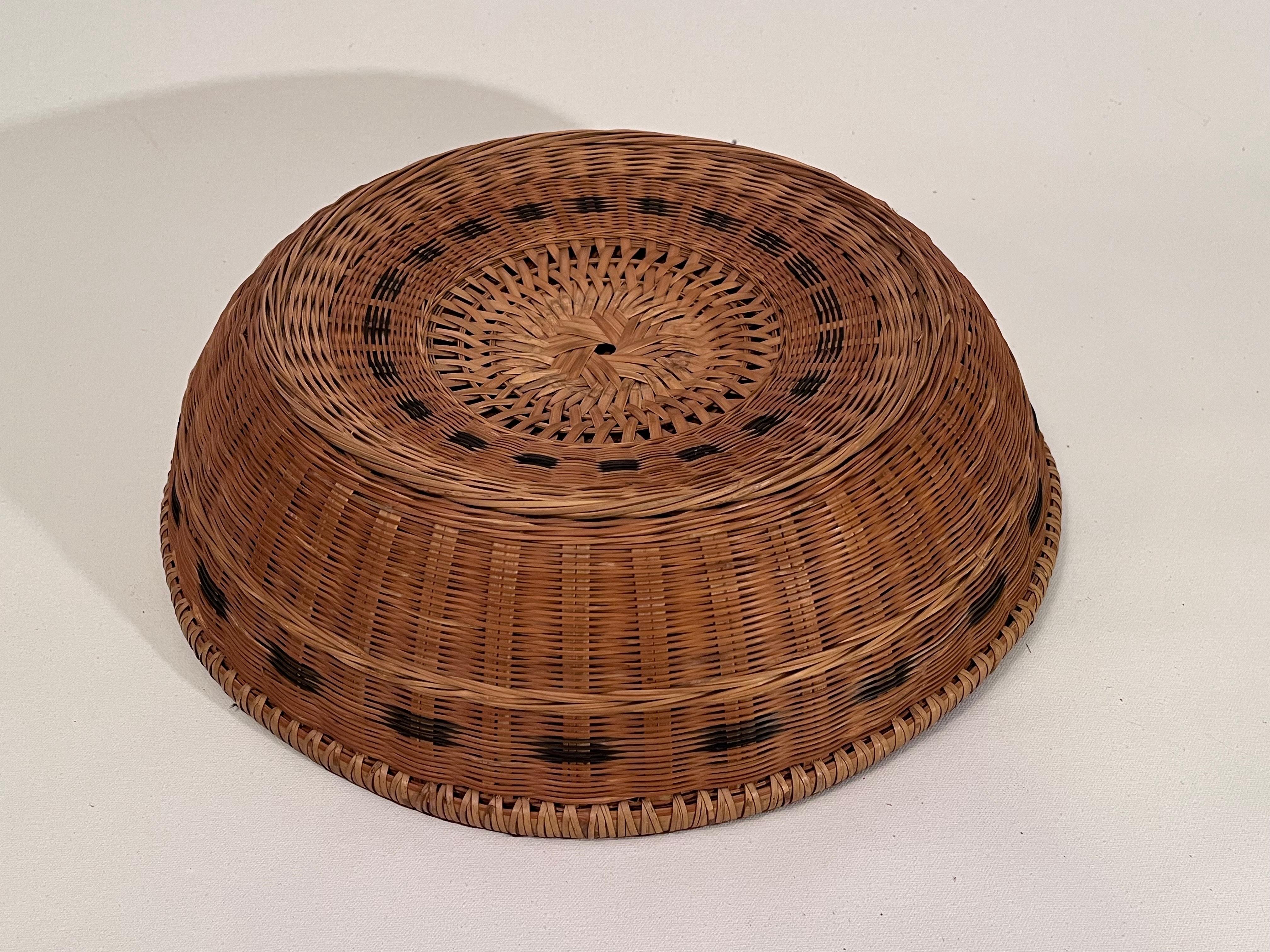 20th Century Handwoven Yekuana Guapa Basket with Intricate Geometric Patterns For Sale 1