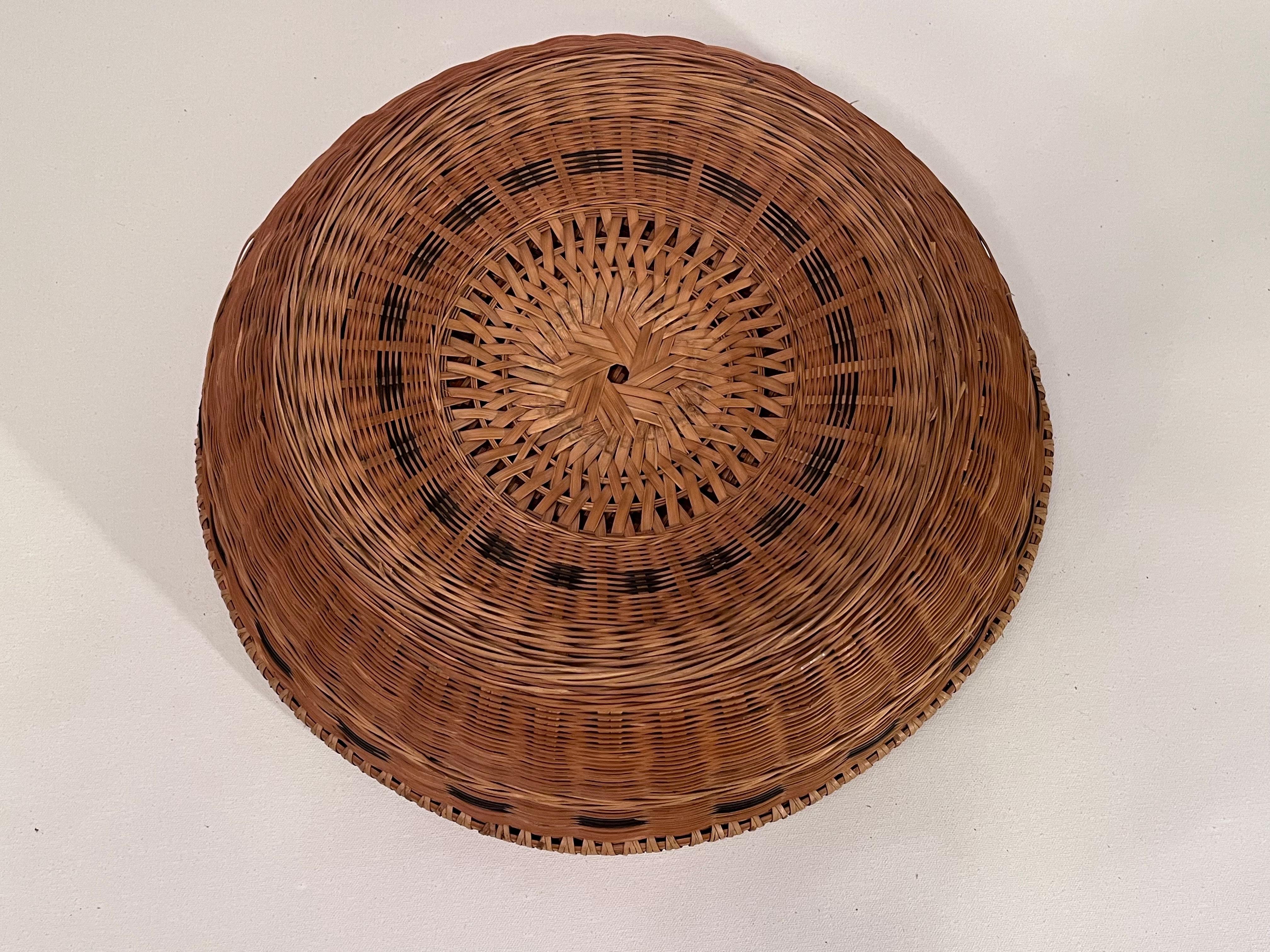 20th Century Handwoven Yekuana Guapa Basket with Intricate Geometric Patterns For Sale 2