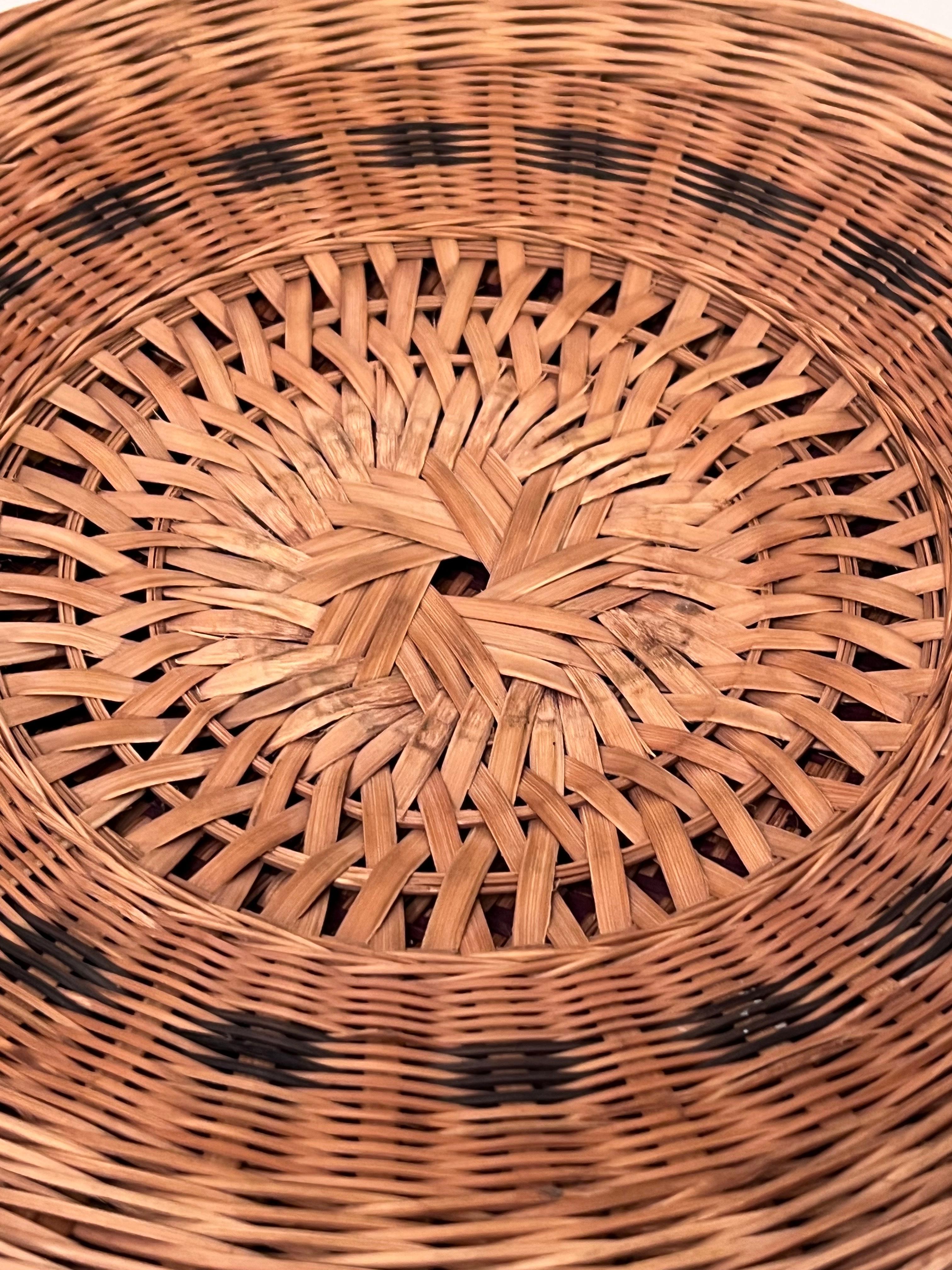 20th Century Handwoven Yekuana Guapa Basket with Intricate Geometric Patterns For Sale 3