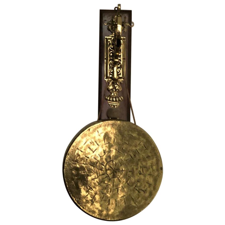 An impressive decorative art functional wall-mounted dinner gong composed of an oak backboard and an intricately brass sculpted and chiseled hook with S-scrolls and flower details.
In the manner of 19th century manufacturer William Tonks.
2.8 kgs.