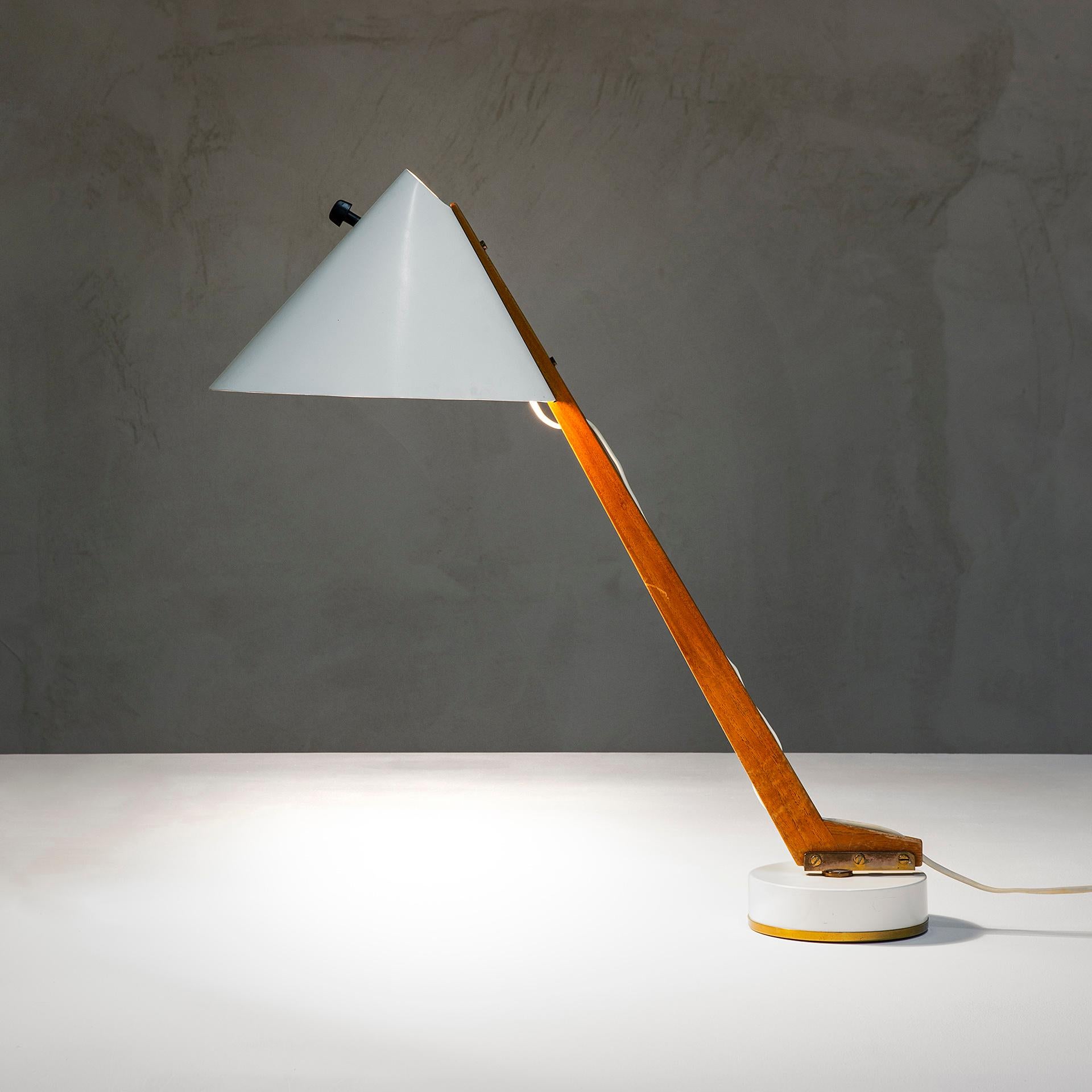 Some infos about the author of this lamp: considered a master of lighting, Hans Agne Jakobsson trained between the design offices of General Motors and the studio of designer Carl Malmsten before opening his own furniture company. Over the course in