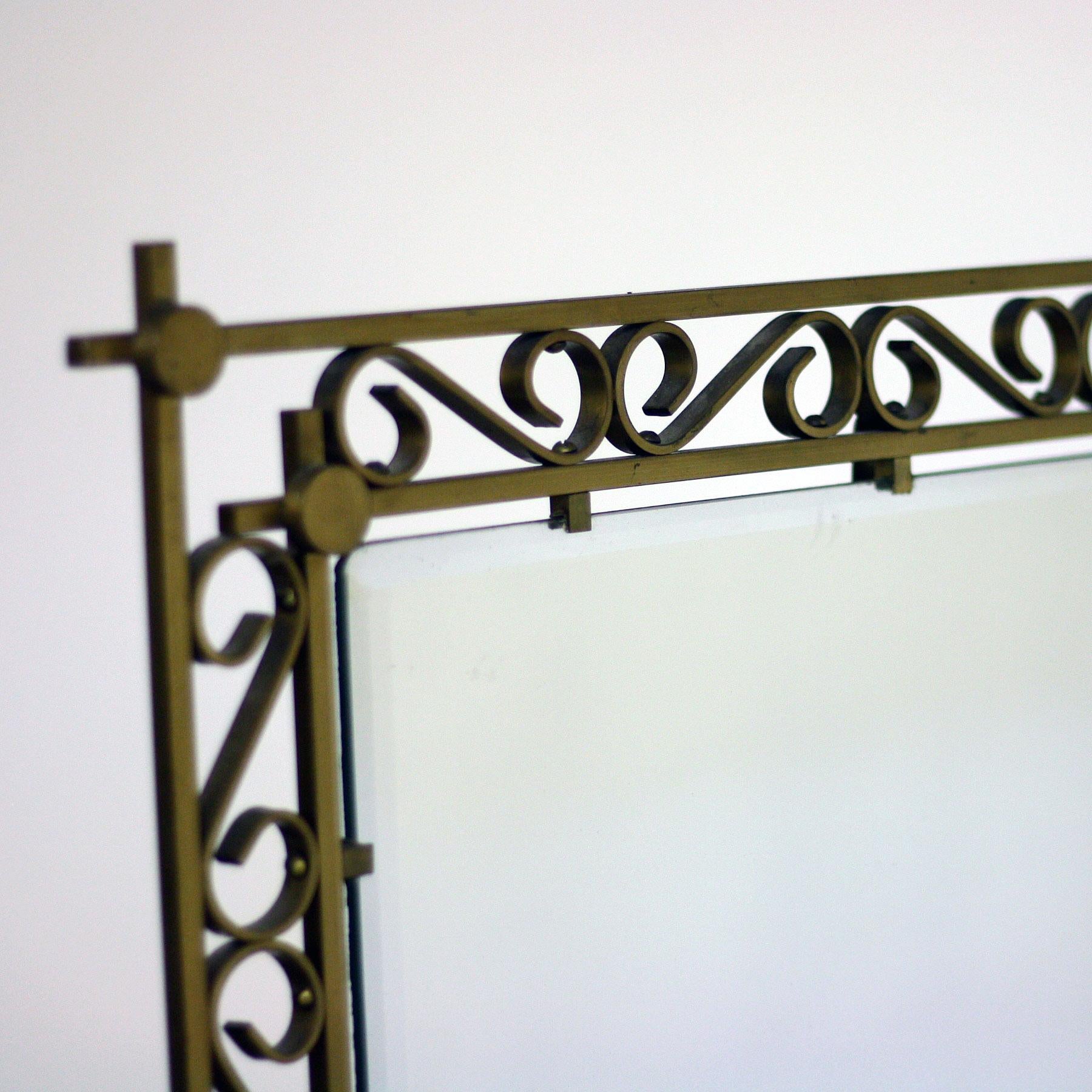 20th Century brass mirror circa 1960.

The metal work is very good quality and qutie heavy, in excellect condition.
 