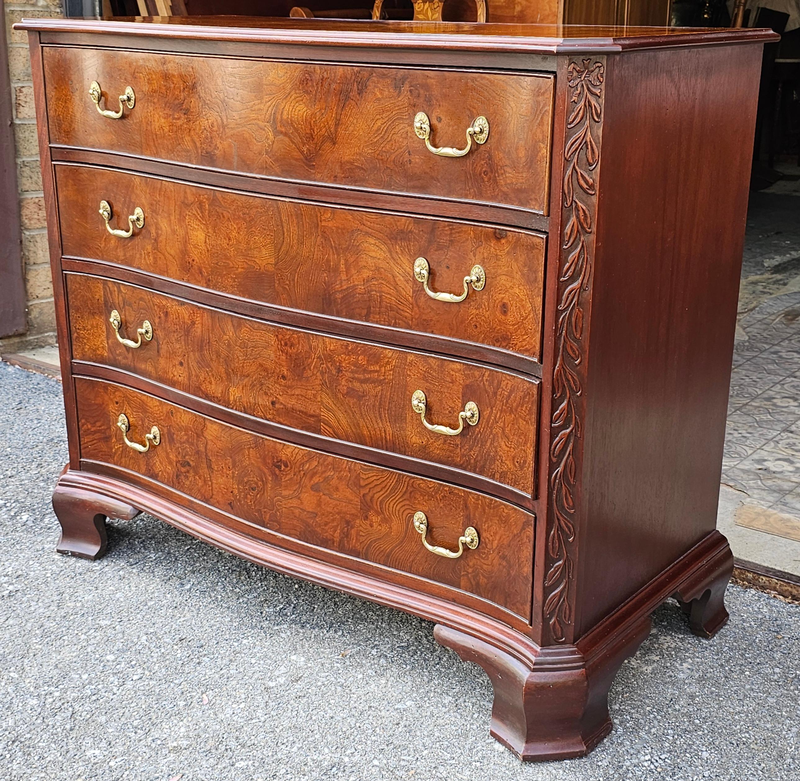 Cómoda Serpentina de Caoba Burl de Estilo Chippendale Hekman de finales del siglo XX. Gran capacidad de almacenamiento en estos cajones anchos y profundos. Bonito patchwork de chapa de madera de raíz en la parte superior.
Mide 45