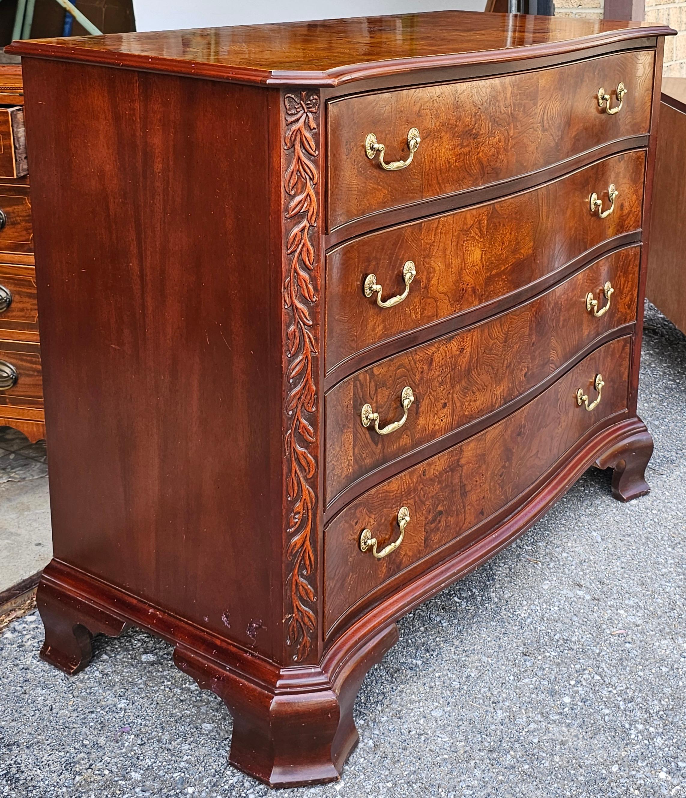 Cómoda Serpentina Hekman de Caoba Burl del Siglo XX Chippendale en venta