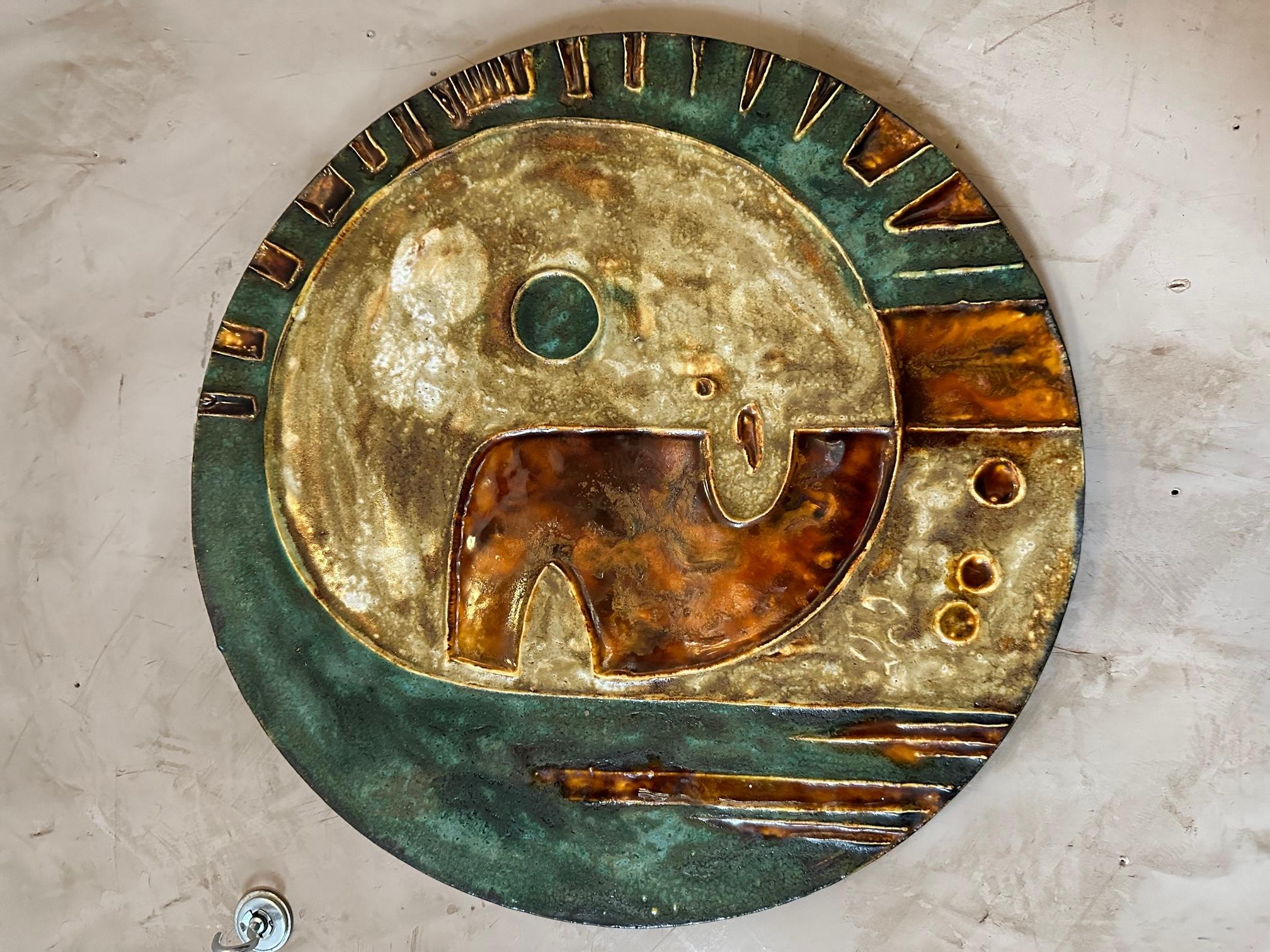 Very beautiful ceramic medallion from the 60s from the Helmut Schaffenacker workshop. Representing a face. Pretty colors.
Signature on the back. Very good quality and very good condition.