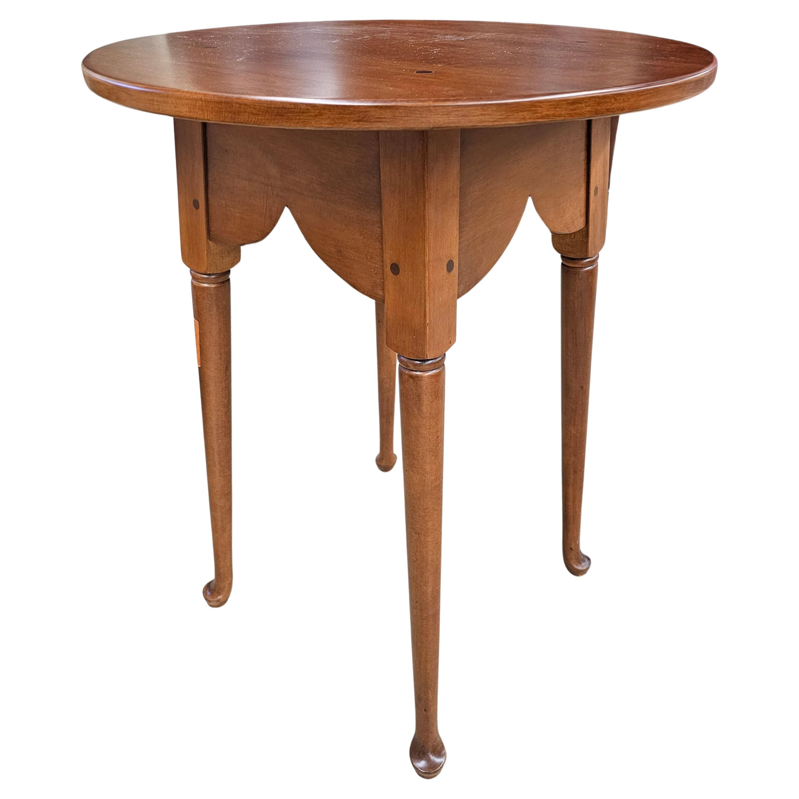 Table d'appoint ronde en érable Heirloom Furniture du 20e siècle
