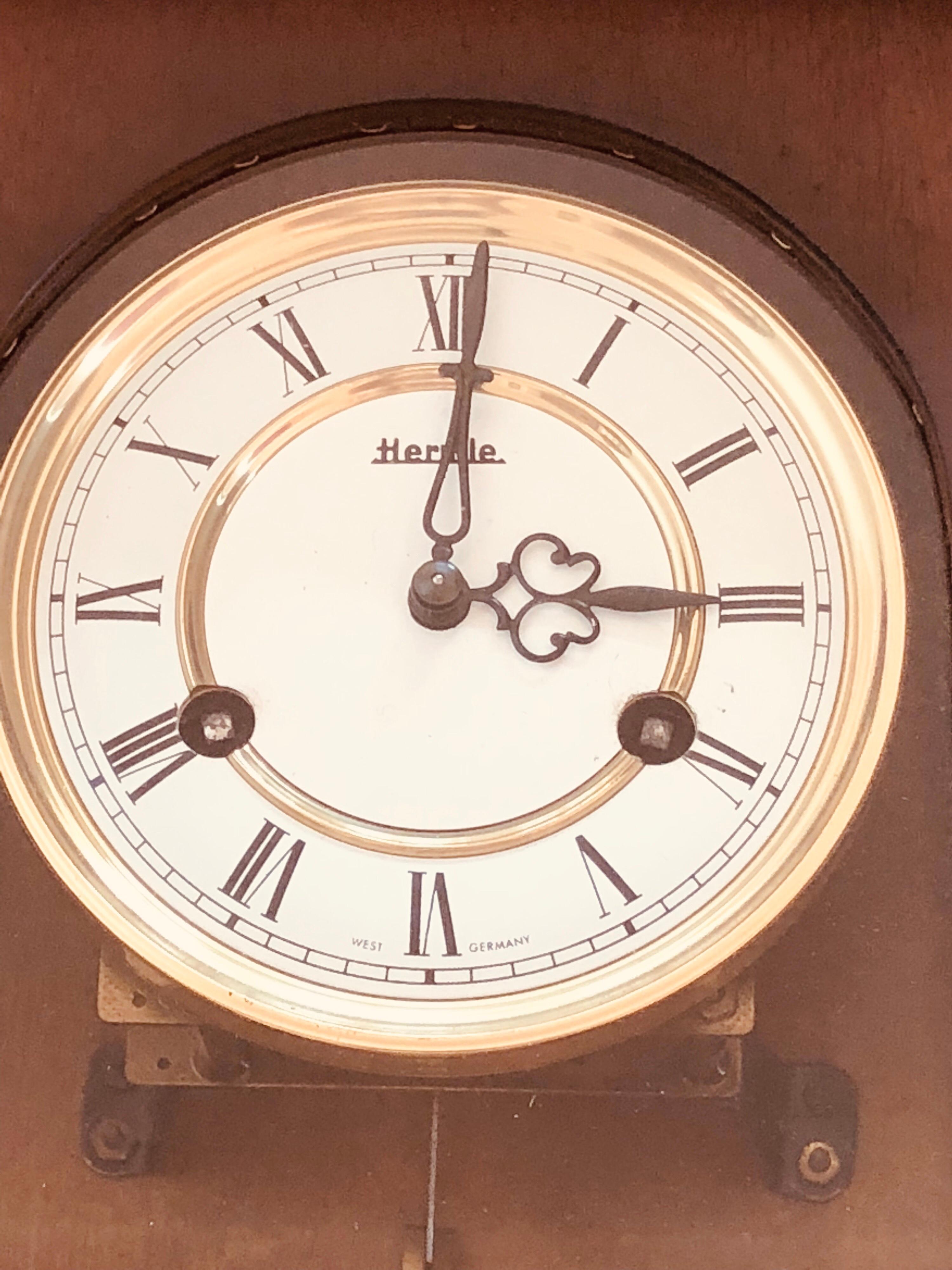 Allemand Horloge murale en noyer régulateur mécanique allemand Hermle du 20e siècle en vente