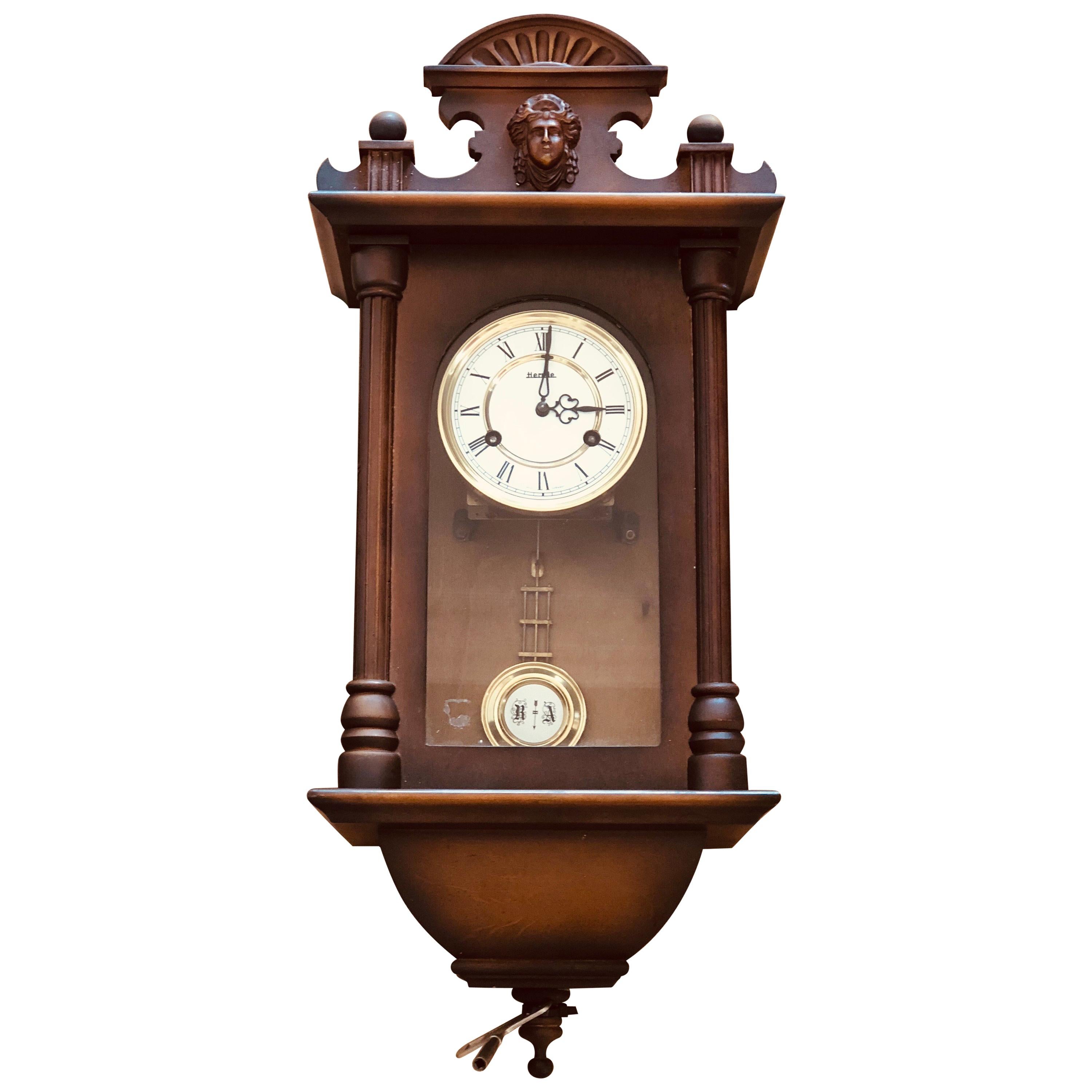 Orologio da parete in noce regolatore meccanico tedesco Hermle del XX secolo
