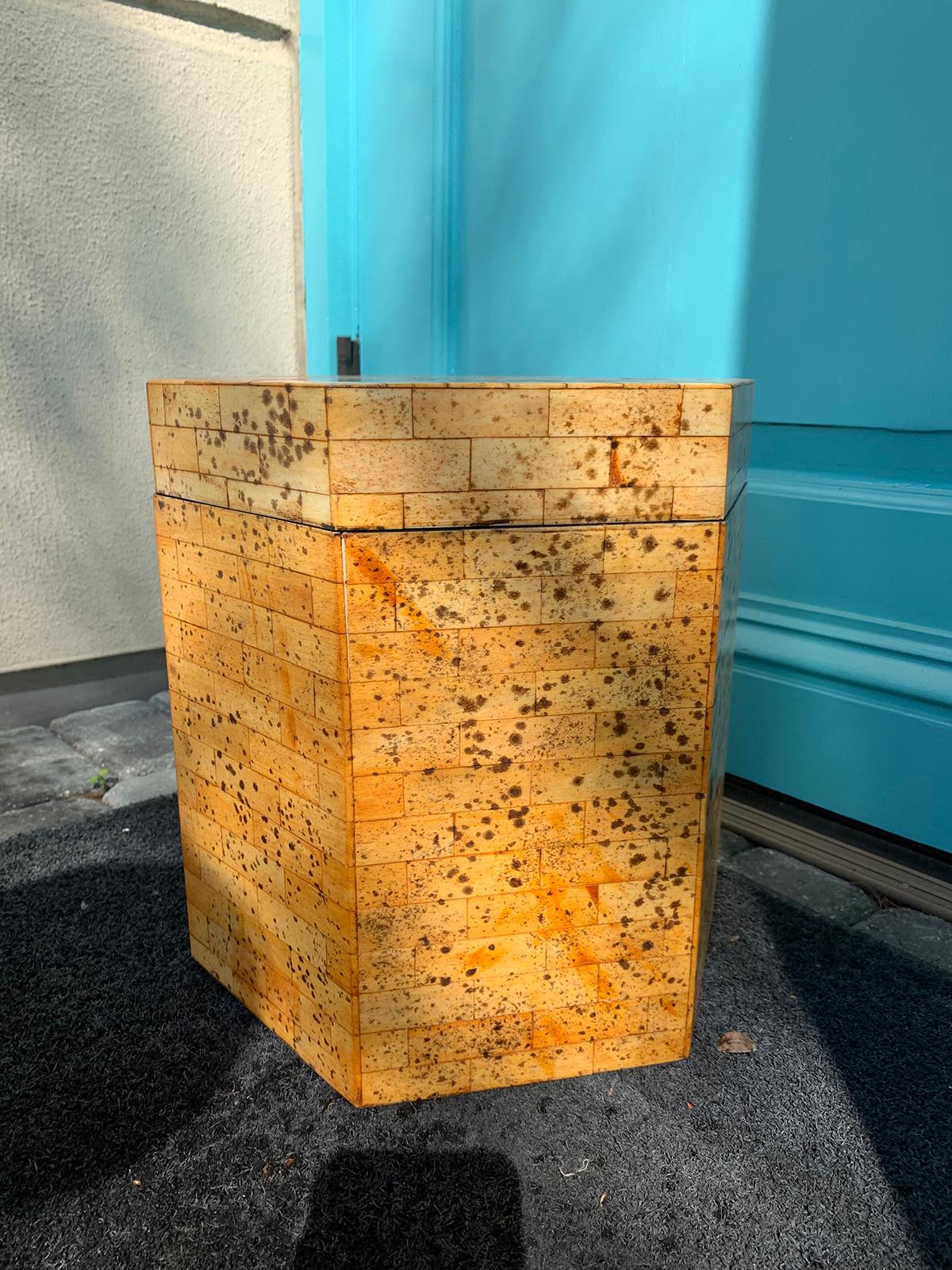 20th Century Hexagonal Wood Box In Good Condition For Sale In Atlanta, GA