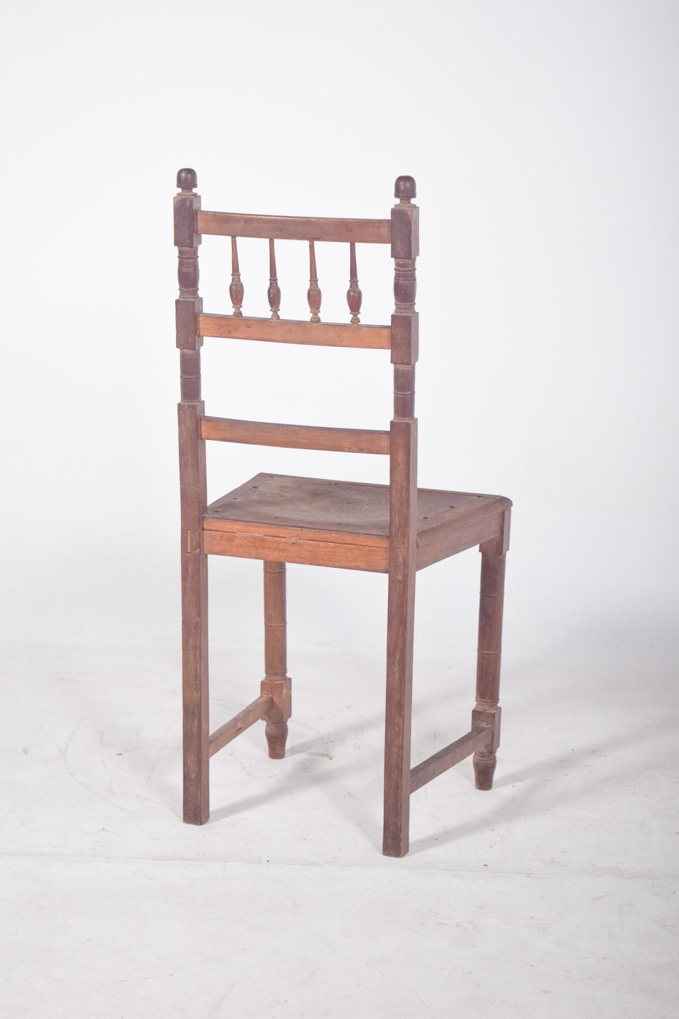 20th Century High-Backed Chair with Engraved Seat In Distressed Condition For Sale In Lisboa, Lisboa