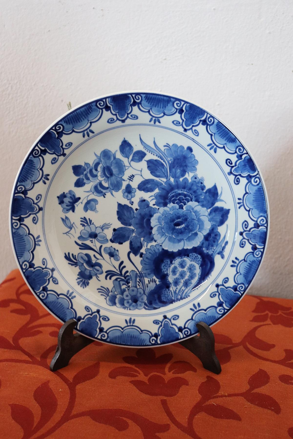 Schönes Set aus zwei Tellern aus Keramik von Delft. Raffinierte florale Dekoration in Blautönen. Dies ist ein Sammlerstück aus Keramik.
  