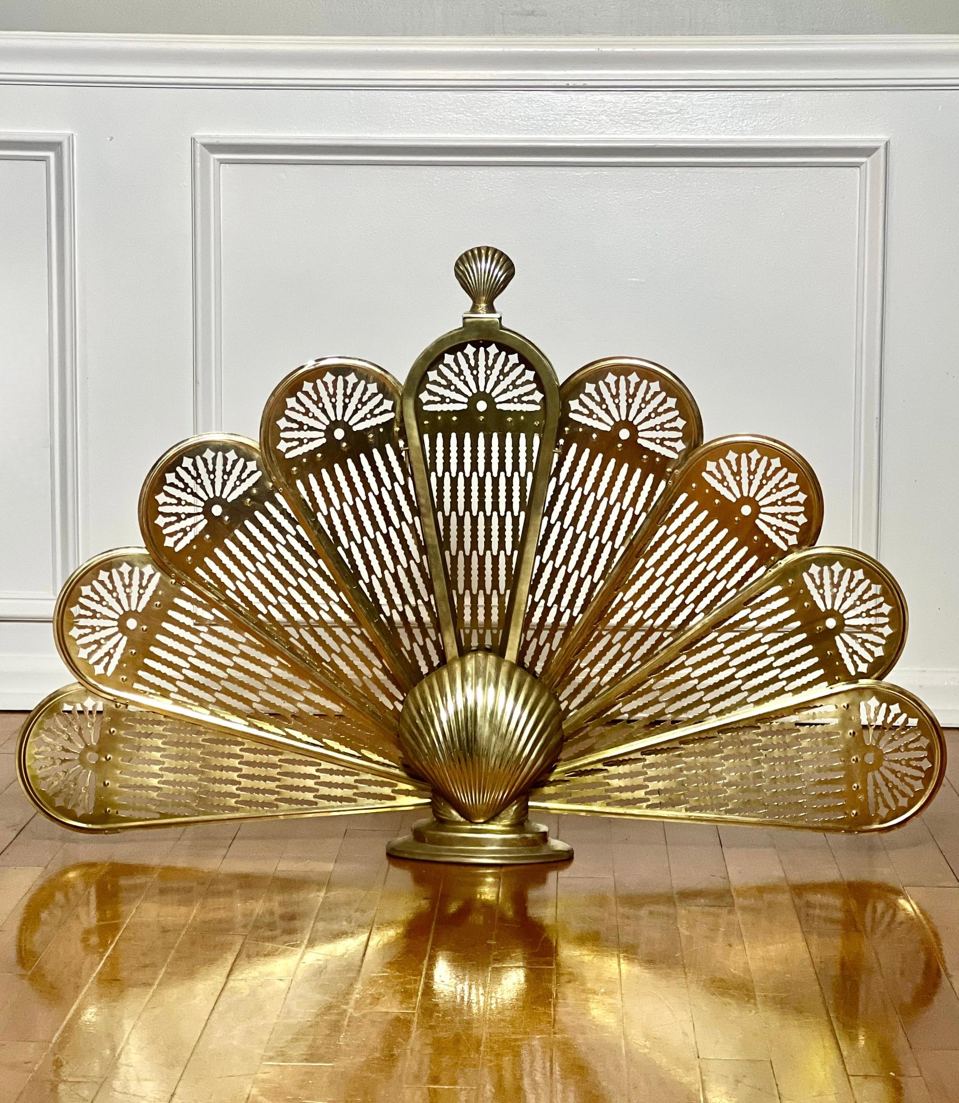 Paravento d'epoca in ottone in stile pavone con motivi di conchiglie, fine del XX secolo. Nove ventagli in ottone singoli e intricati si ripiegano ordinatamente in una forma sottile quando non vengono utilizzati. L'ampia conchiglia centrale e il