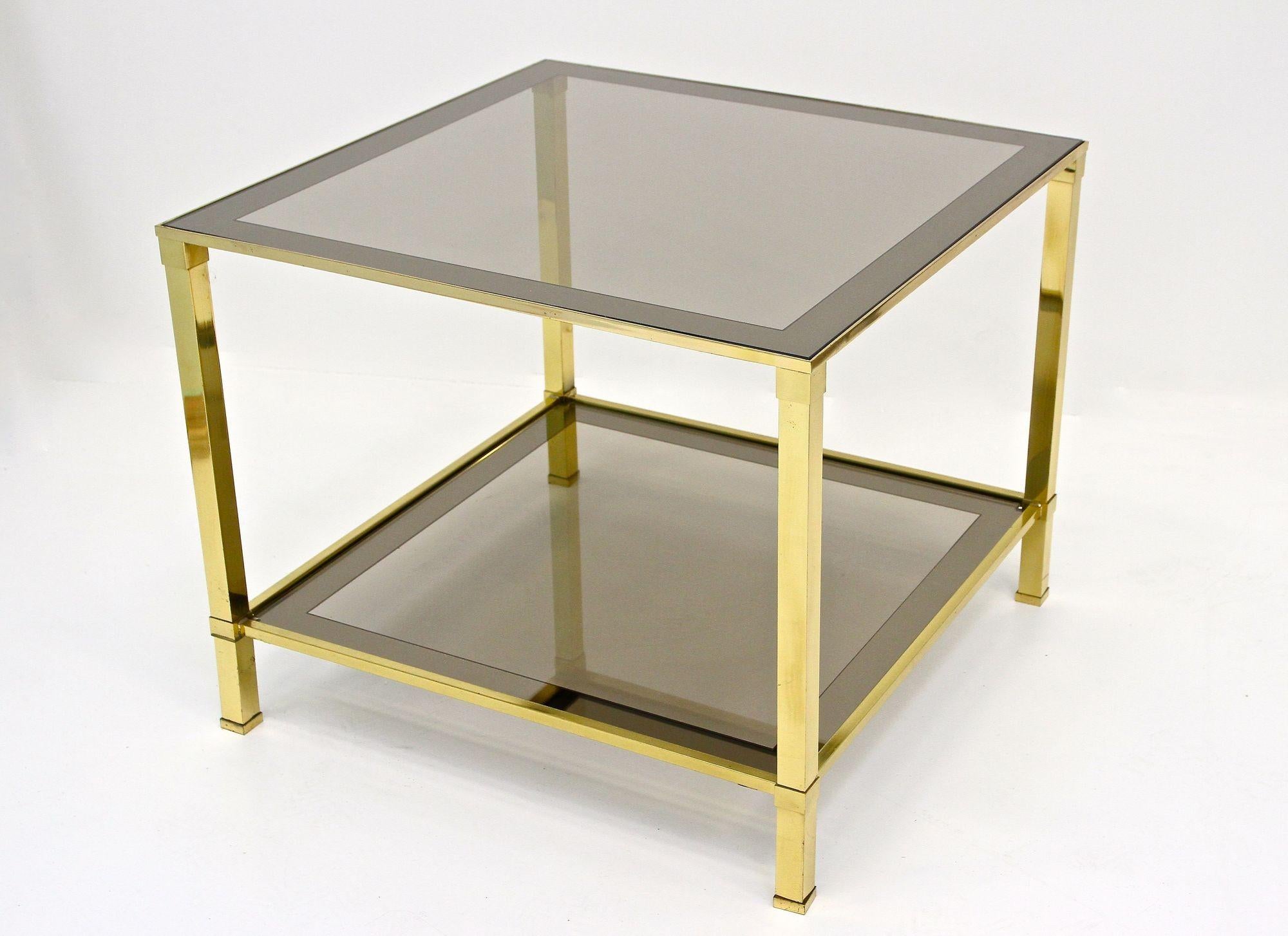 Table d'appoint/d'extrémité Hollywood Regency du 20ème siècle, verre fumé, IT vers 1970 en vente 4
