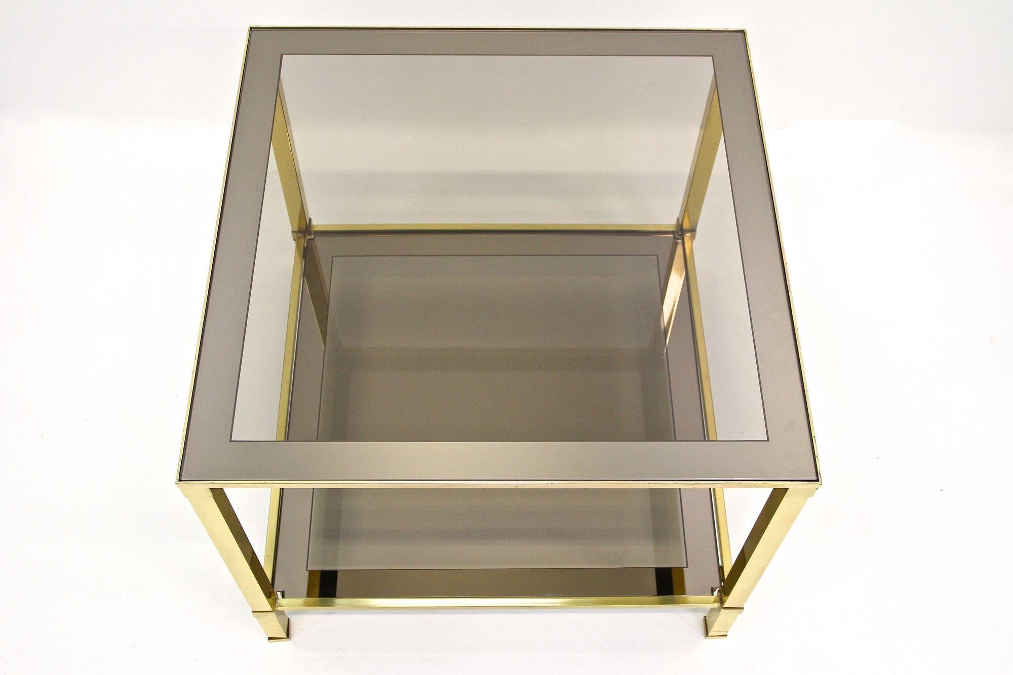 Table d'appoint/d'extrémité Hollywood Regency du 20ème siècle, verre fumé, IT vers 1970 en vente 5