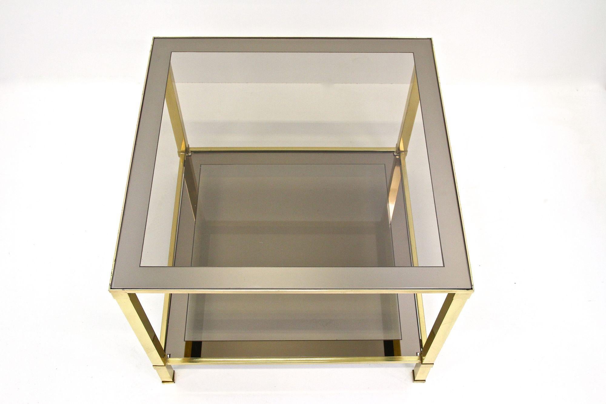 italien Table d'appoint/d'extrémité Hollywood Regency du 20ème siècle, verre fumé, IT vers 1970 en vente