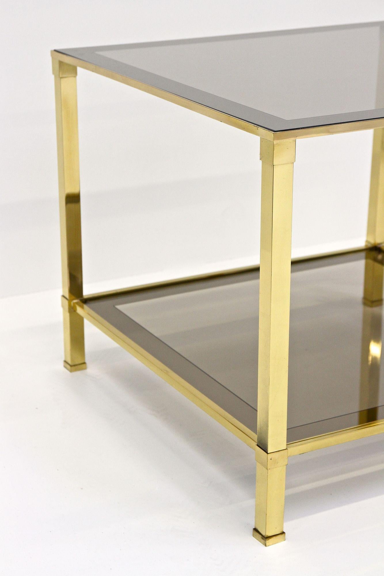 Laiton Table d'appoint/d'extrémité Hollywood Regency du 20ème siècle, verre fumé, IT vers 1970 en vente