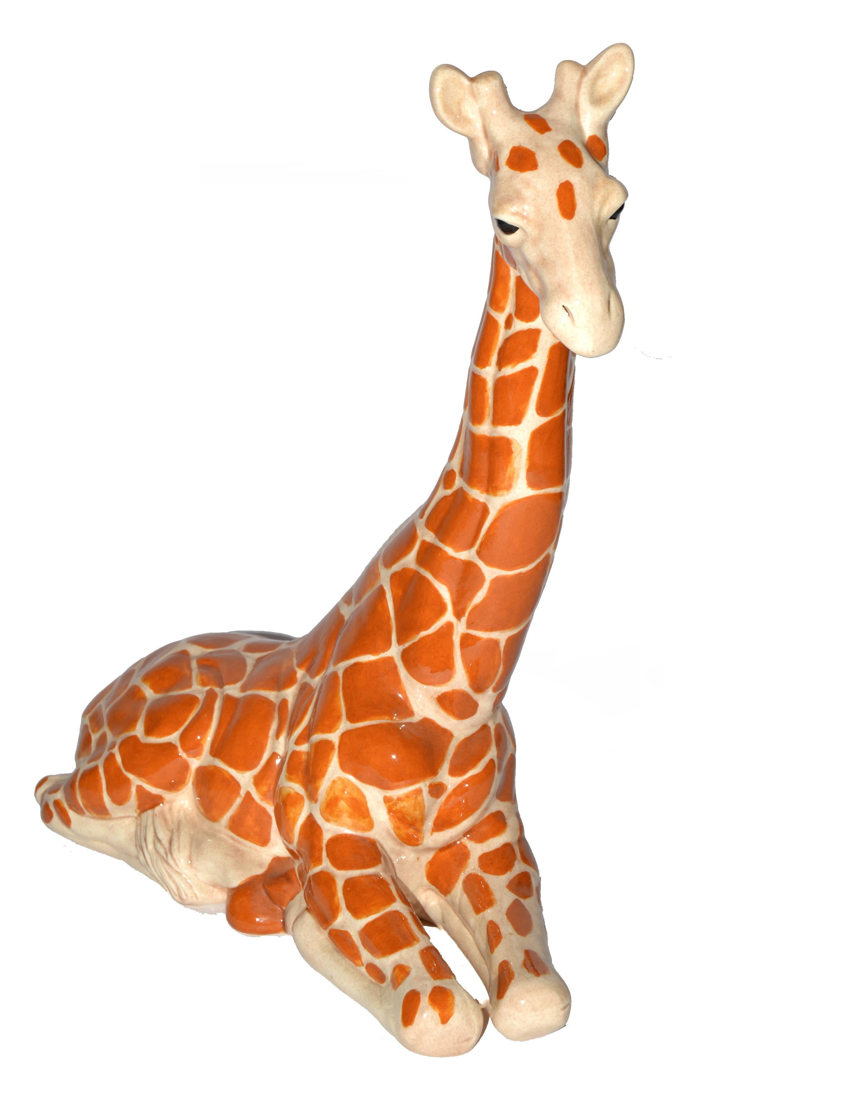 Girafe fantaisiste en céramique de style Hollywood Regency, peinte et fabriquée à la main, sculpture animale.
Belle girafe en majolique au repos, de couleur marron et beige.
Marqué par l'Artistics, Dee.
En très bon état, pas d'usure, de déchirure ou