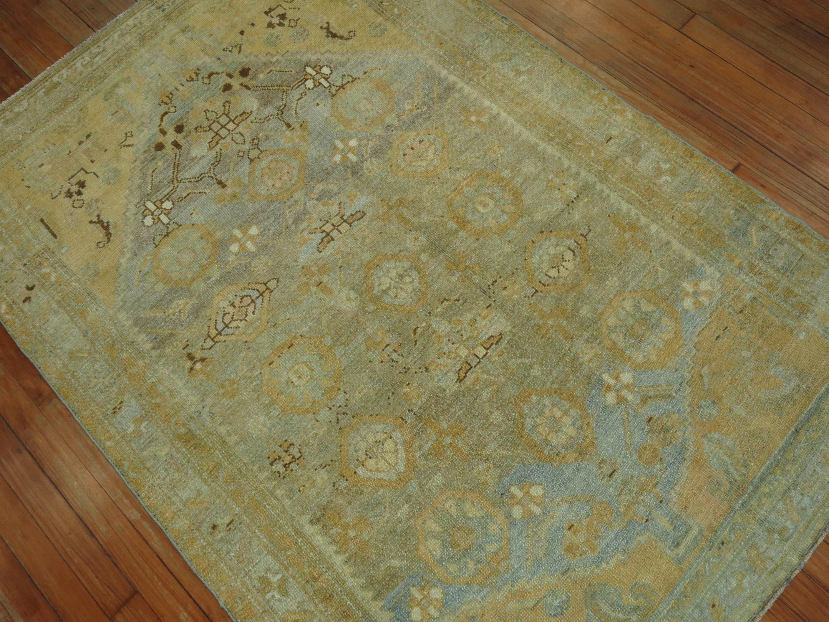 20. Jahrhundert Honig Ton Persisch Malayer Scatter Quadratisch Teppich (Tabriz) im Angebot