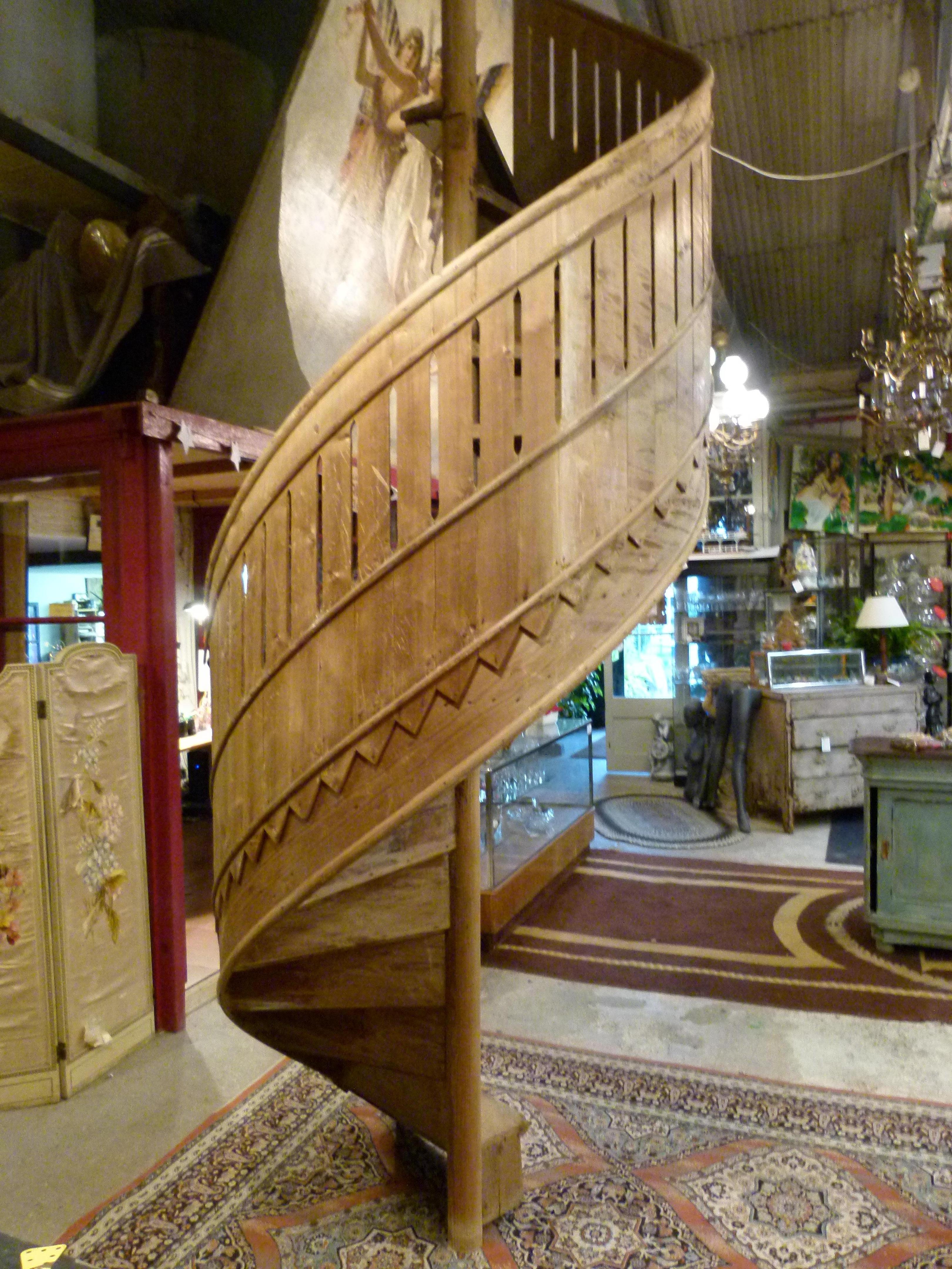 20th Century Melis Pine Spanish Spiral Staircase In Good Condition In Vulpellac, Girona