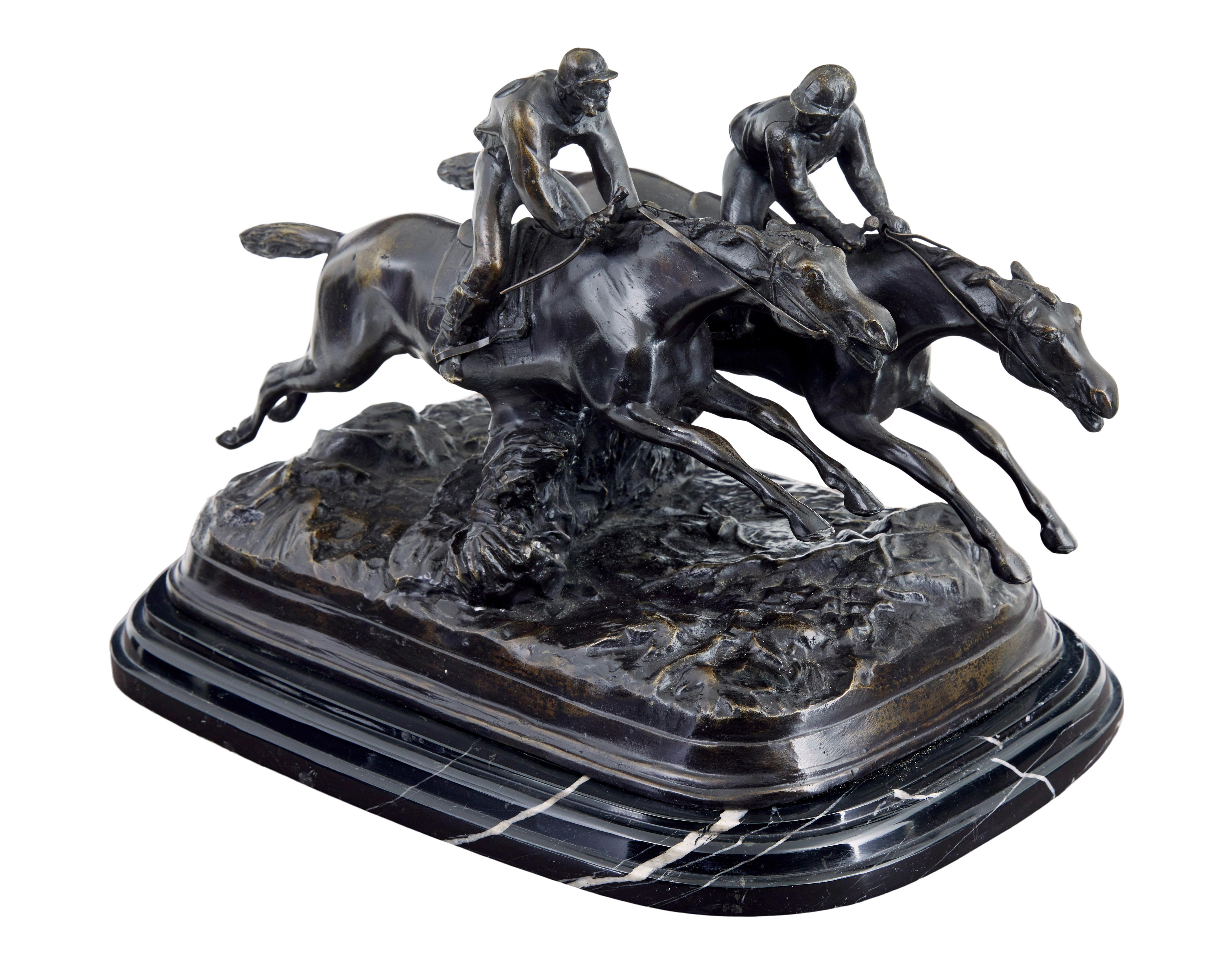 Gute Qualität Pferderennen Schreibtischplatte Bronze um 1990.

Schönes Beispiel für eine mittelgroße Bronze, die wir viele Jahre lang als Ladendekoration verwendet haben.  Zeigt ein Pferdepaar im vollen Galopp, wobei sich die Jockeys gegenseitig