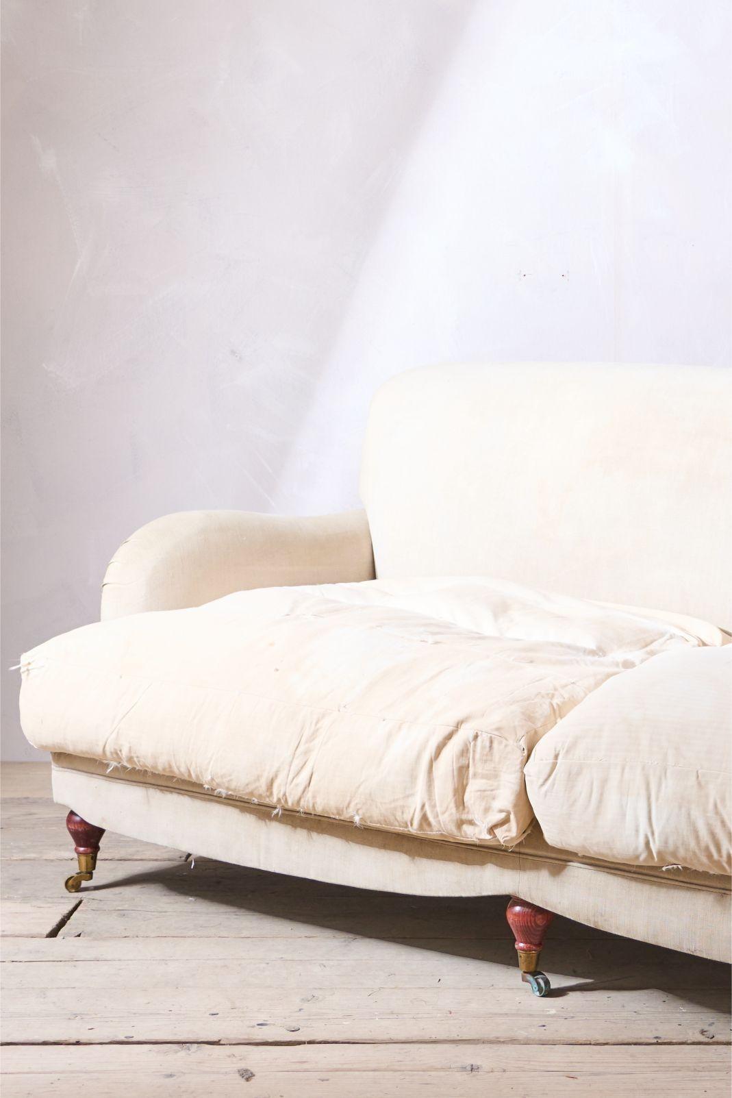 Hêtre 20th century Howard style country house sofa en vente