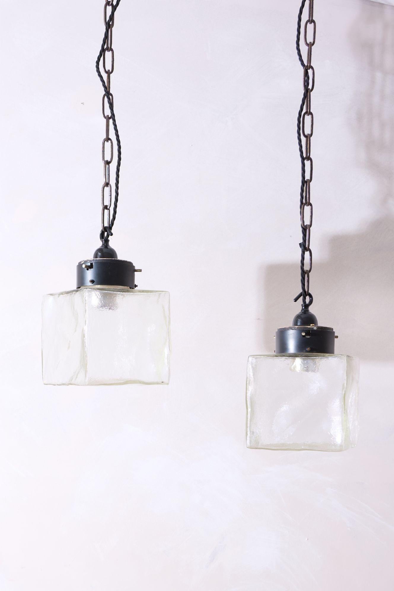 Si tratta di una splendida lampada a sospensione in vetro che simula un cubo di ghiaccio. Vengono dal teatro di Scarborough, nello Yorkshire. I paralumi in vetro sono in buone condizioni e possono essere cablati e lasciati cadere. Ideale per il Trio