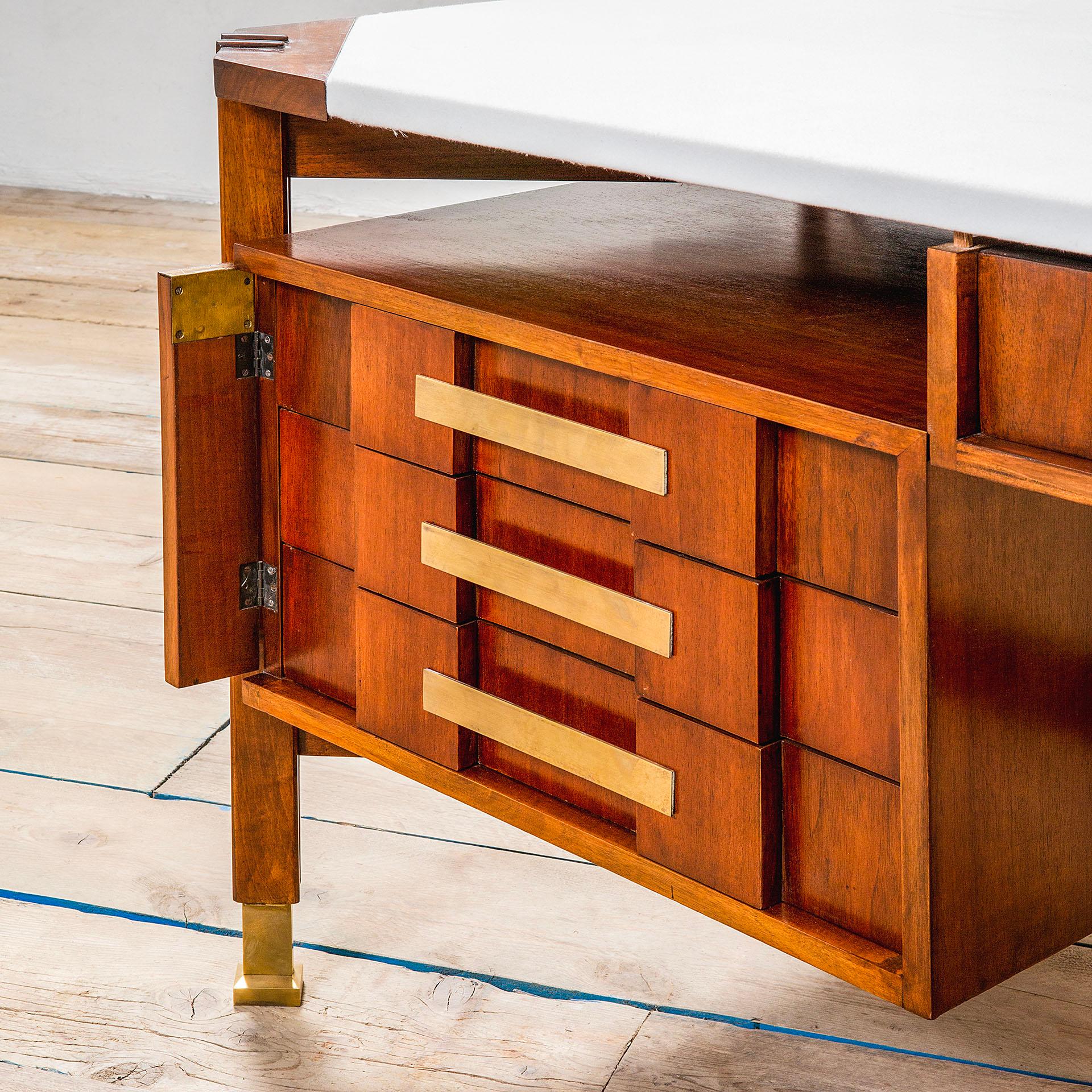 20th Century Big Desk in Wood with Cloth-Covered Top Attributed. Ico Parisi, 60s In Good Condition For Sale In Turin, Turin