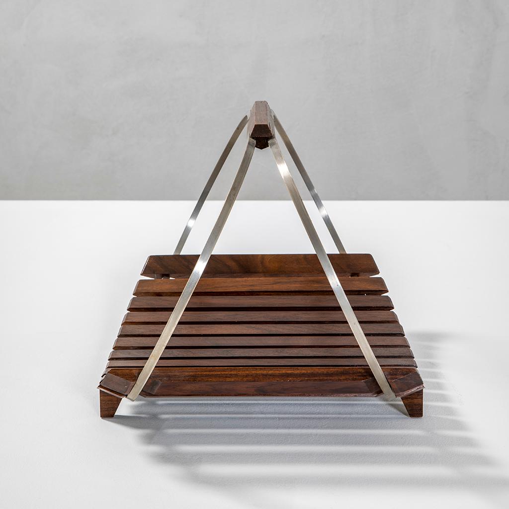 Magazine Rack designed by Ico Parisi at the end of '50 for Stildomus production. The stand has a structure in Nickeled Brass, and the rack itself is in wooden slats.
The item has still the brandmark Stildomus.
Good condition, fully