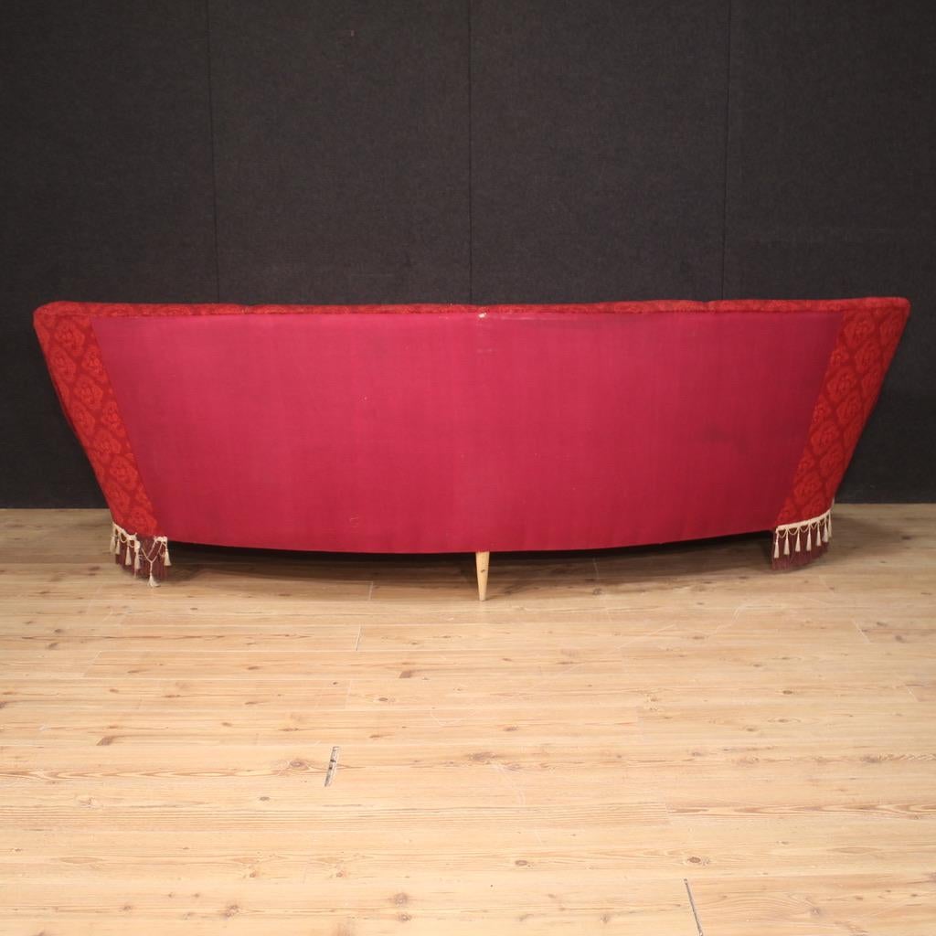 salon moderne italien du 20e siècle, style Ico Parisi, tissu damassé rouge Bon état - En vente à Vicoforte, Piedmont
