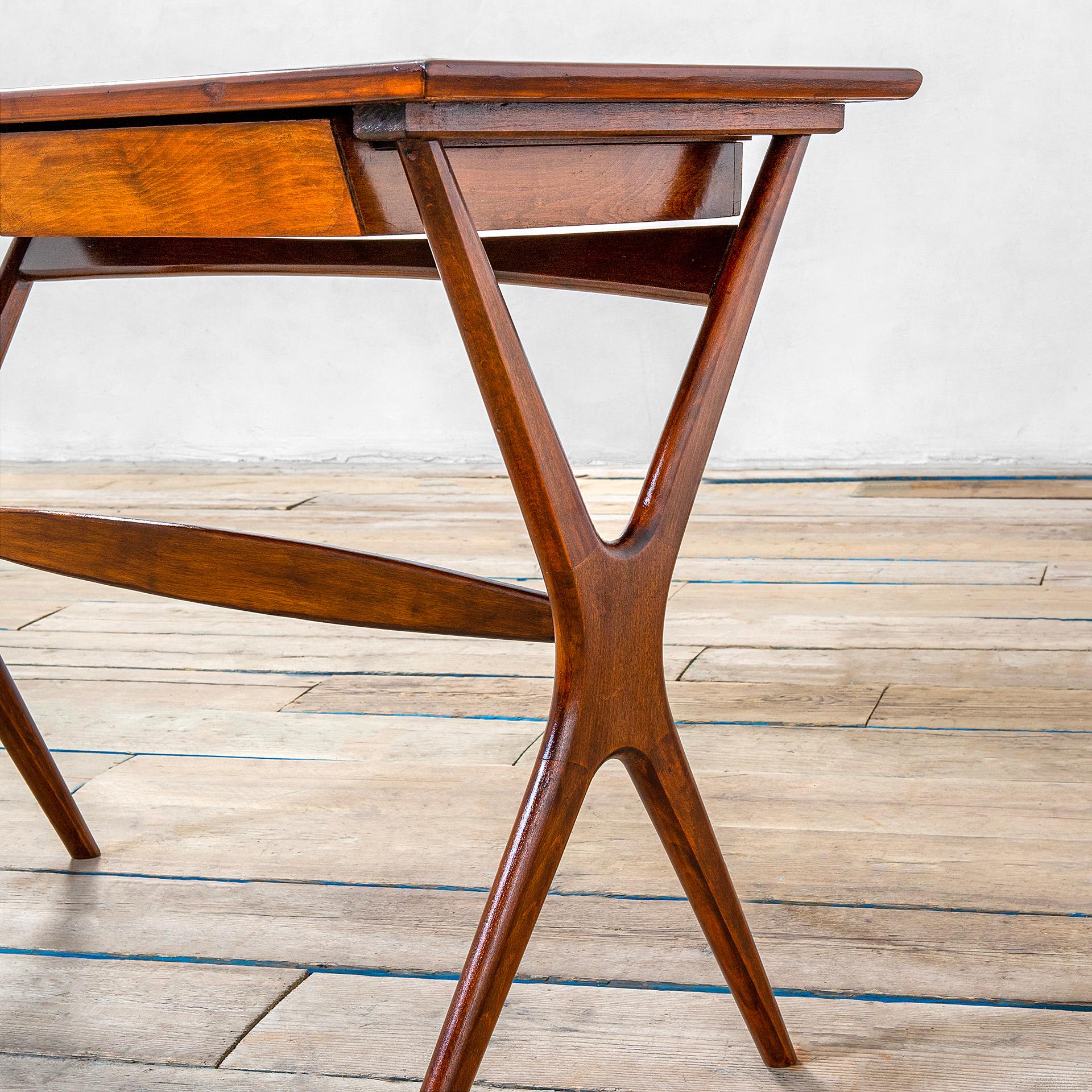 20th Century, Ico Parisi Wooden Writing Desk with Two Drawers, 50s Bon état - En vente à Turin, Turin