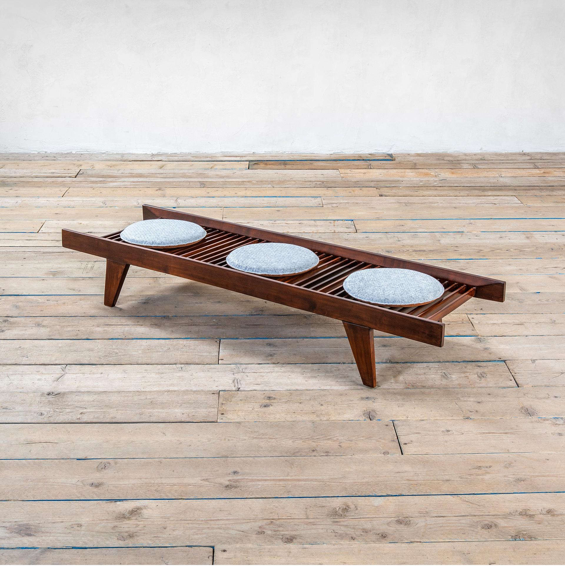 Wooden bench attributed to the italian architect Ignazio Gardella and designed in '50s. The bench derives from an italian apartment deisgned entirely by Ignazio Gardella in Arenzano.
The bench has a strong structure entirely made of wood, the