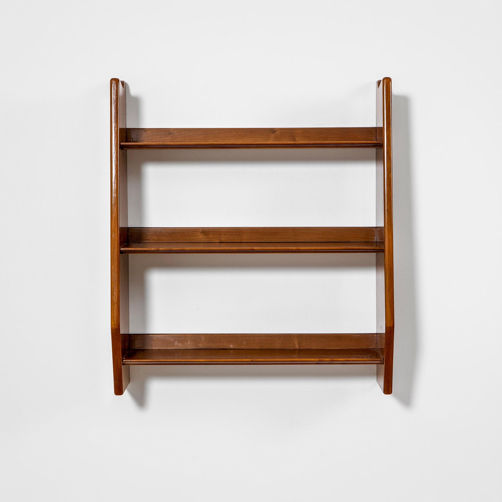 Hanging bookcase in wood attributed to the great italian architect Ignazio Gardella. The bookcase has 3 shelves and it could be perfect for a little reading corner or for giving character and style to the own office.
Good condition, fully