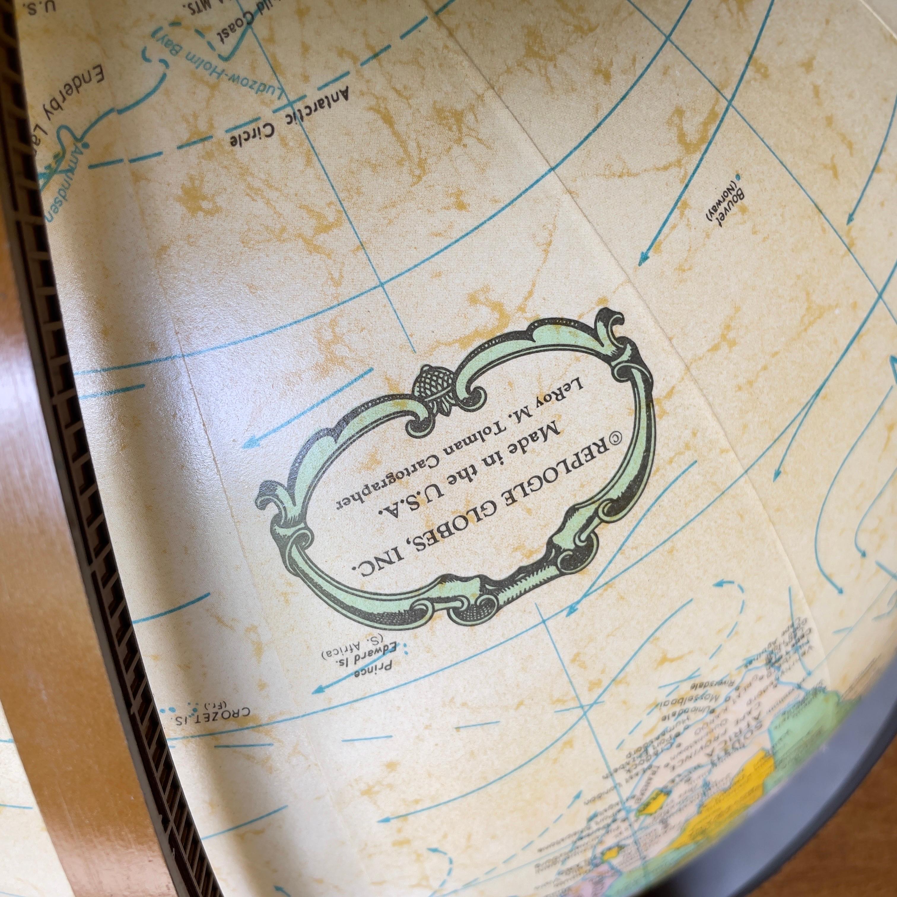 20. Jahrhundert Beleuchtete Replogle Globes, Inc. Globus und Stand- 2 Pieces im Zustand „Gut“ im Angebot in Cordova, SC