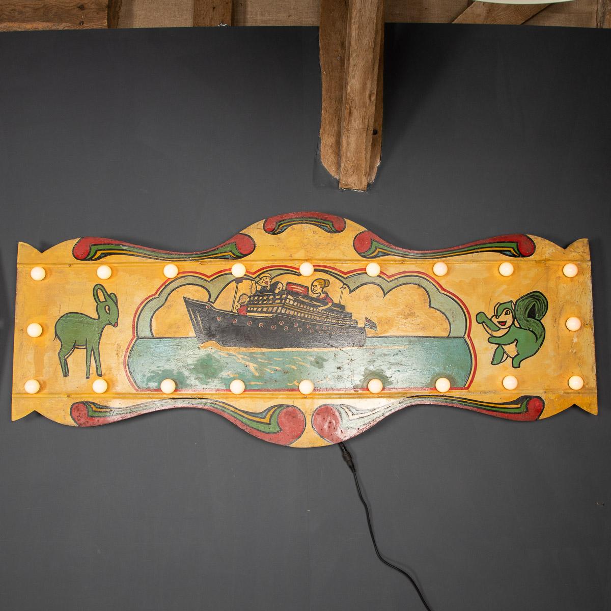 Un'insegna da fiera dipinta in metallo del XX secolo, illuminata con venti lampadine e adattata per essere appesa alla parete. Un vero e proprio pezzo di conversazione. Nota: questo pezzo non richiede un paralume. 

CONDIZIONE
In ottime condizioni -