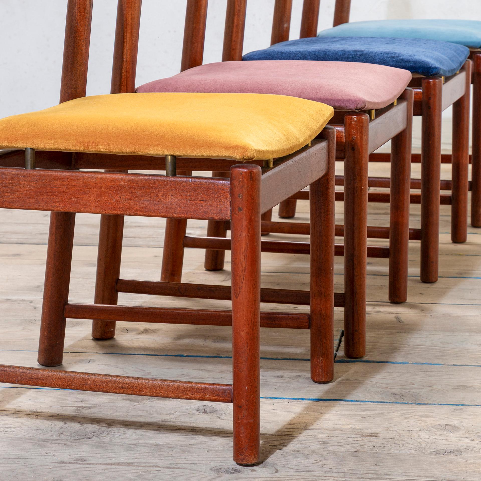 siglo XX, Ilmari Tapiovaara Juego de seis sillas de madera, 1960 Italian en venta