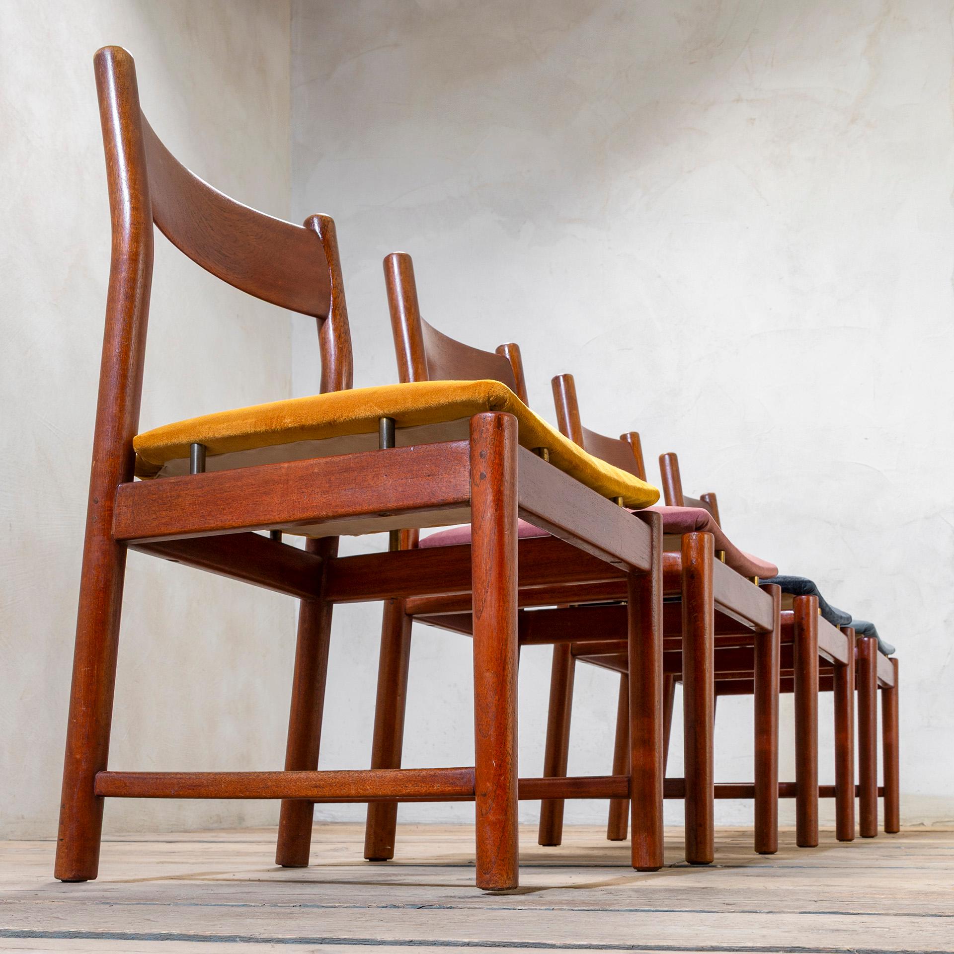 siglo XX, Ilmari Tapiovaara Juego de seis sillas de madera, 1960 Mid-20th Century en venta