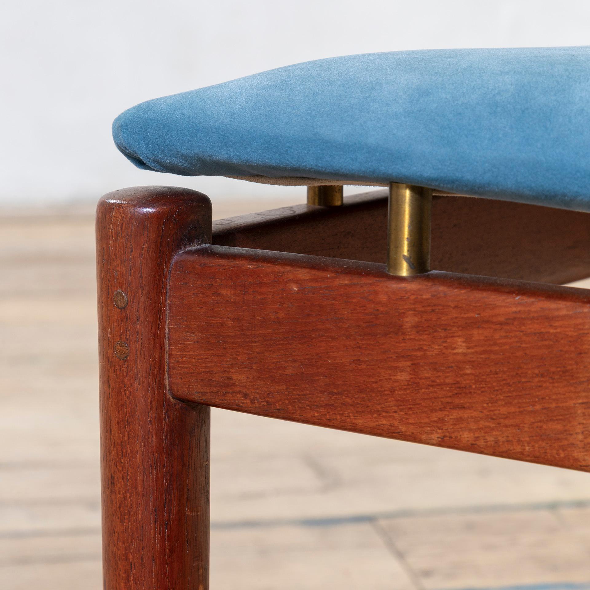 siglo XX, Ilmari Tapiovaara Juego de seis sillas de madera, 1960 Tela en venta