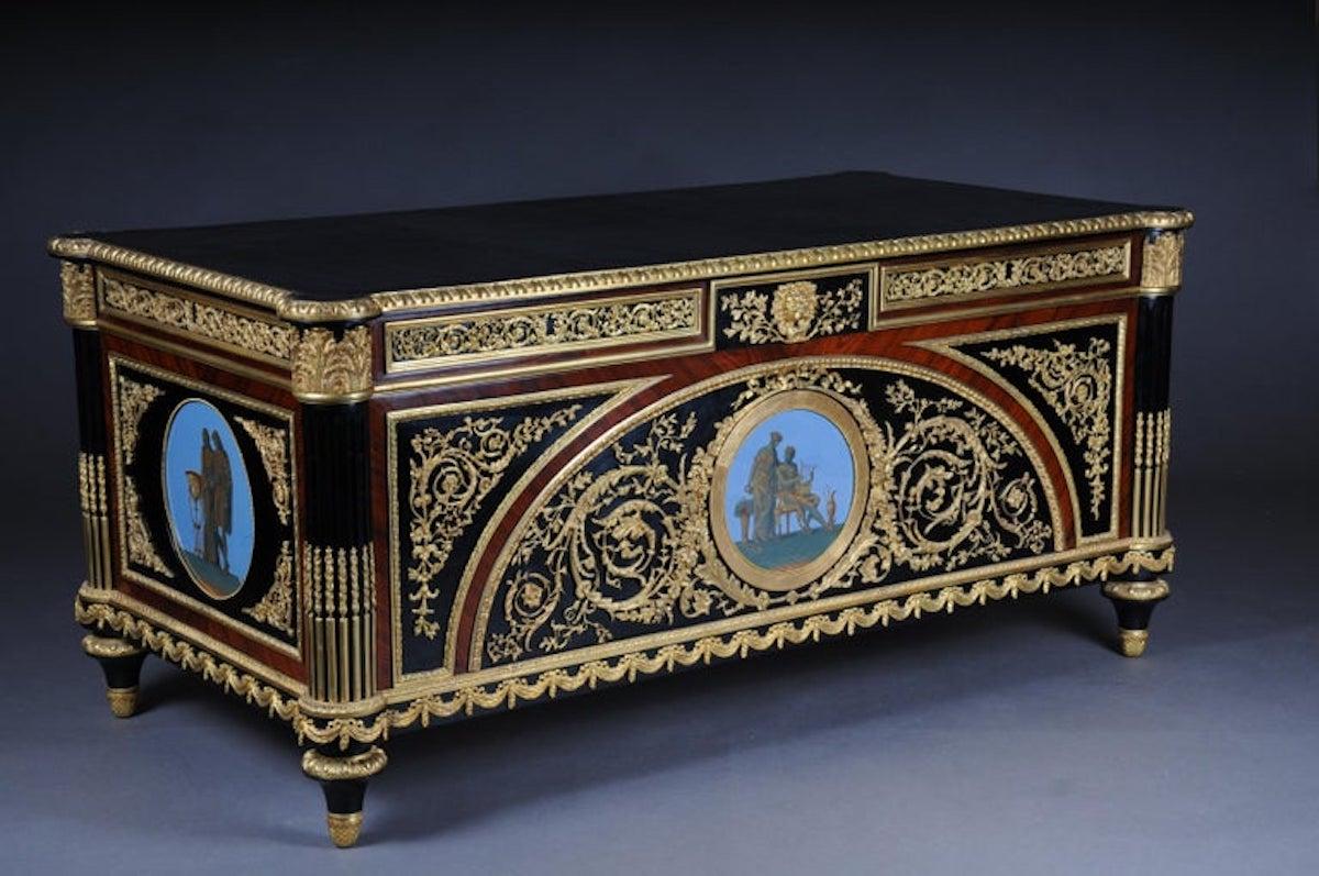 Scrivania imperiale in stile Luigi XVI

Impiallacciatura lucida nera su legno massiccio di Oak e Wood. Applicazioni in bronzo estremamente finemente cesellate e ricche. Corpo rettangolare. Un distintivo dipinto a mano sulla parte anteriore e
